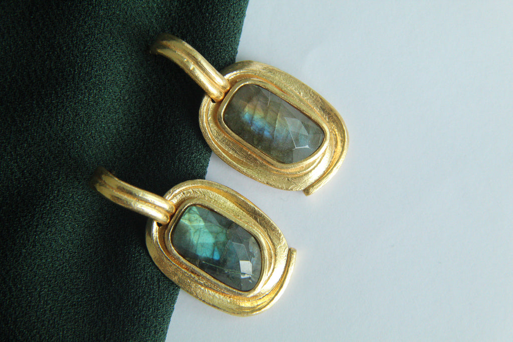CASSIA , ARETES CON PIEDRAS NATURALES Y BAÑO DE ORO