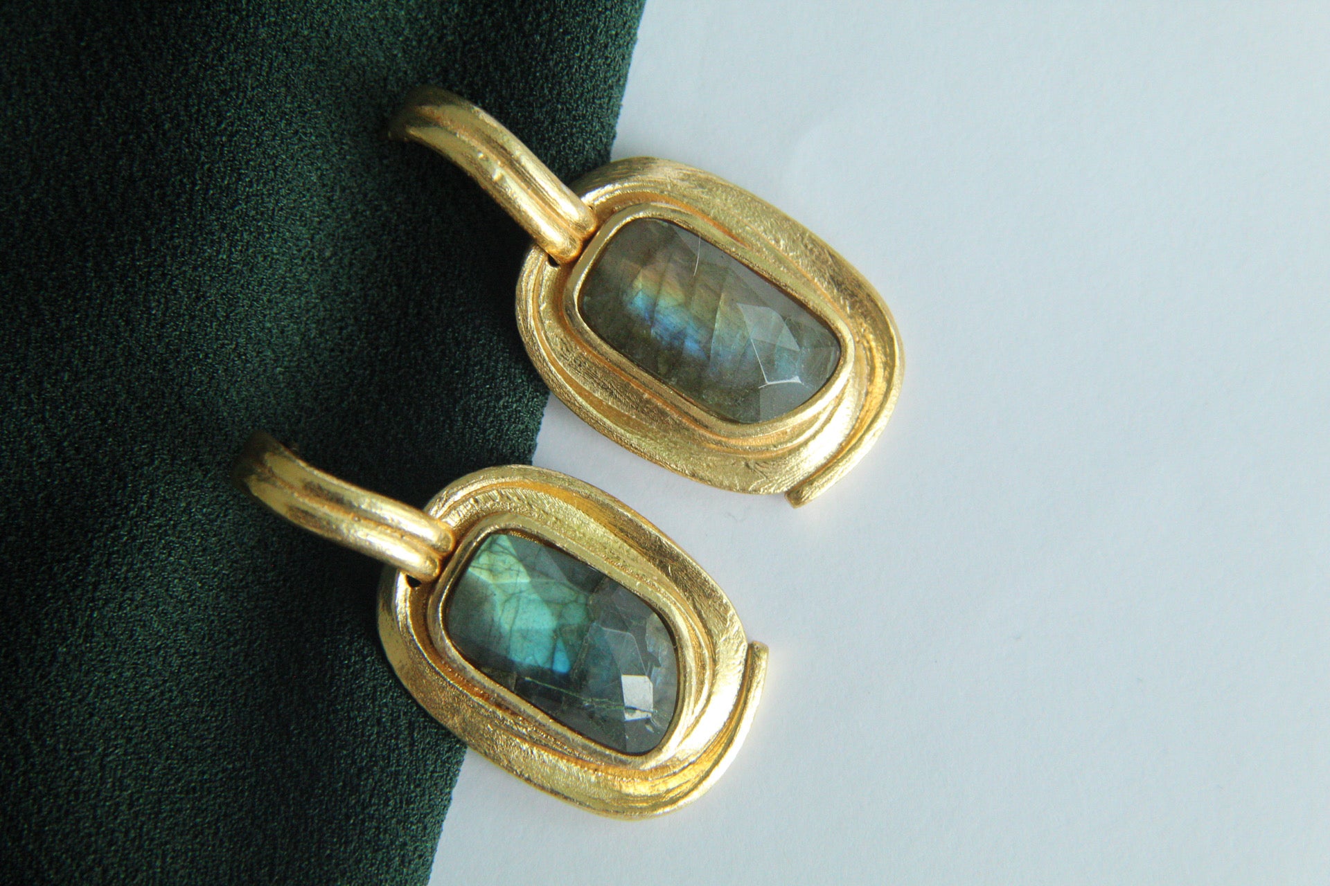 CASSIA , ARETES CON PIEDRAS NATURALES Y BAÑO DE ORO
