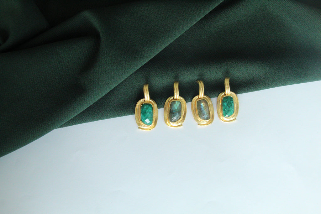 CASSIA , ARETES CON PIEDRAS NATURALES Y BAÑO DE ORO