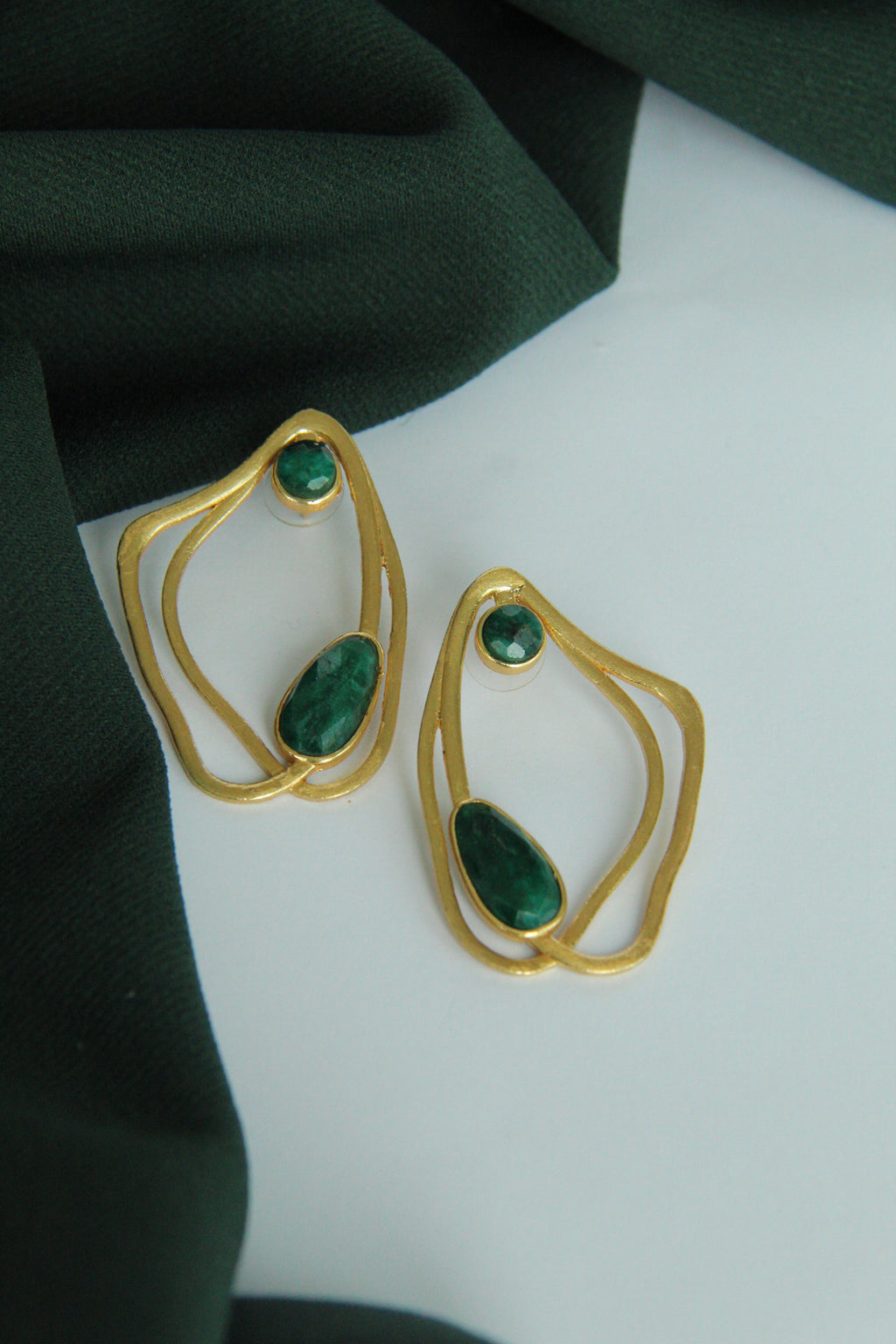 AYLA, ARETES CON PIEDRAS NATURALES Y BAÑO DE ORO