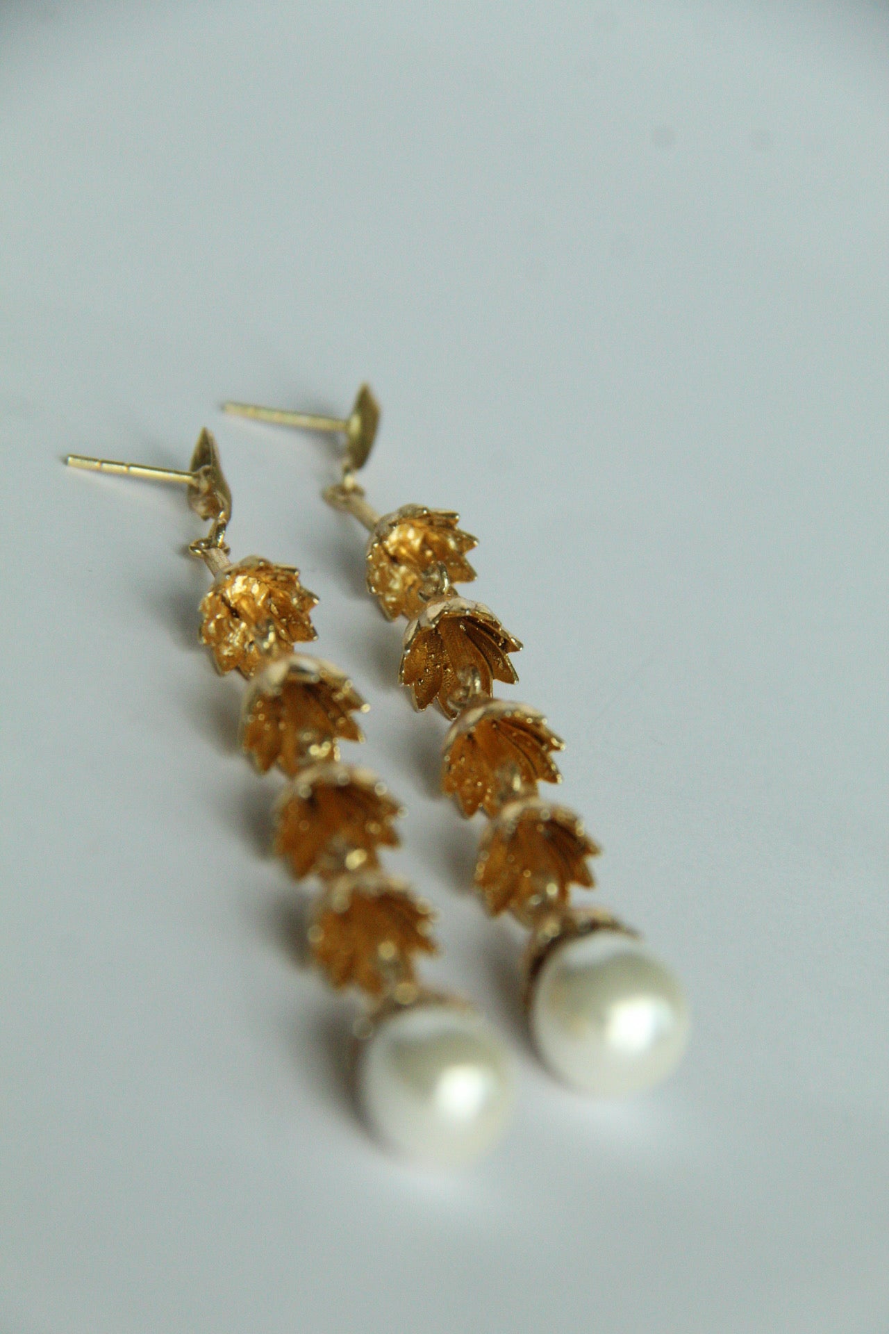 INGRID, ARETES CON PIEDRAS NATURALES Y BAÑO DE ORO
