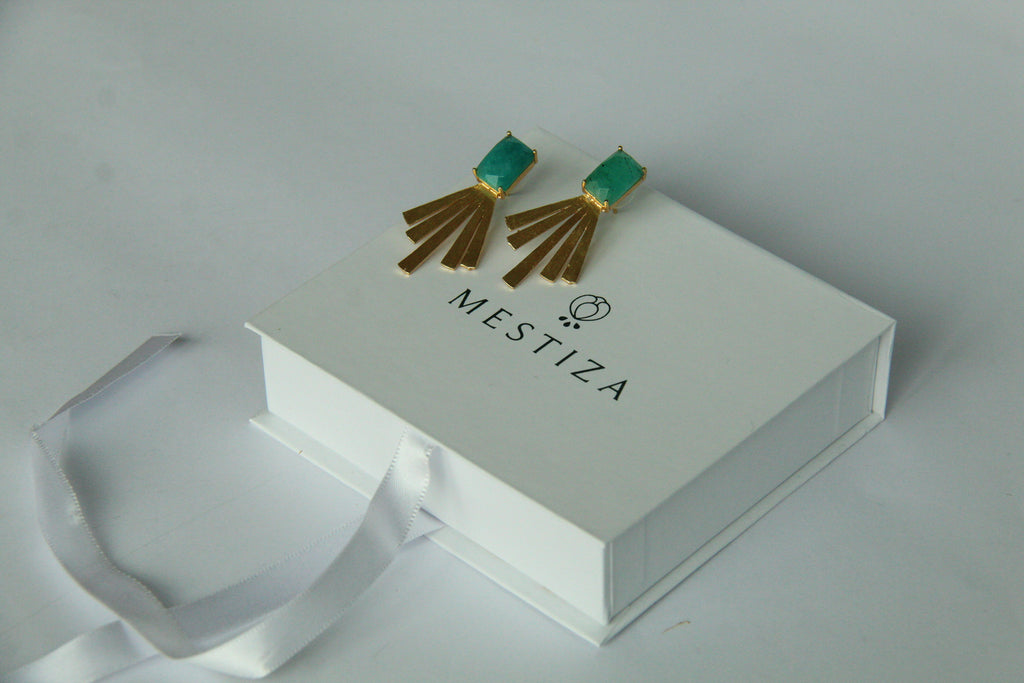 KARLOTA, ARETES CON PIEDRAS NATURALES Y BAÑO DE ORO