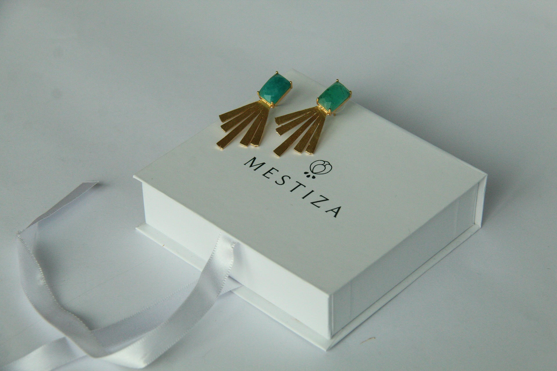 KARLOTA, ARETES CON PIEDRAS NATURALES Y BAÑO DE ORO