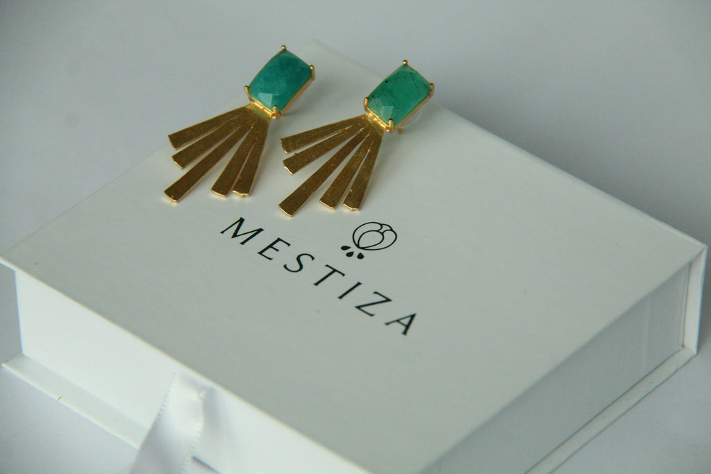 KARLOTA, ARETES CON PIEDRAS NATURALES Y BAÑO DE ORO