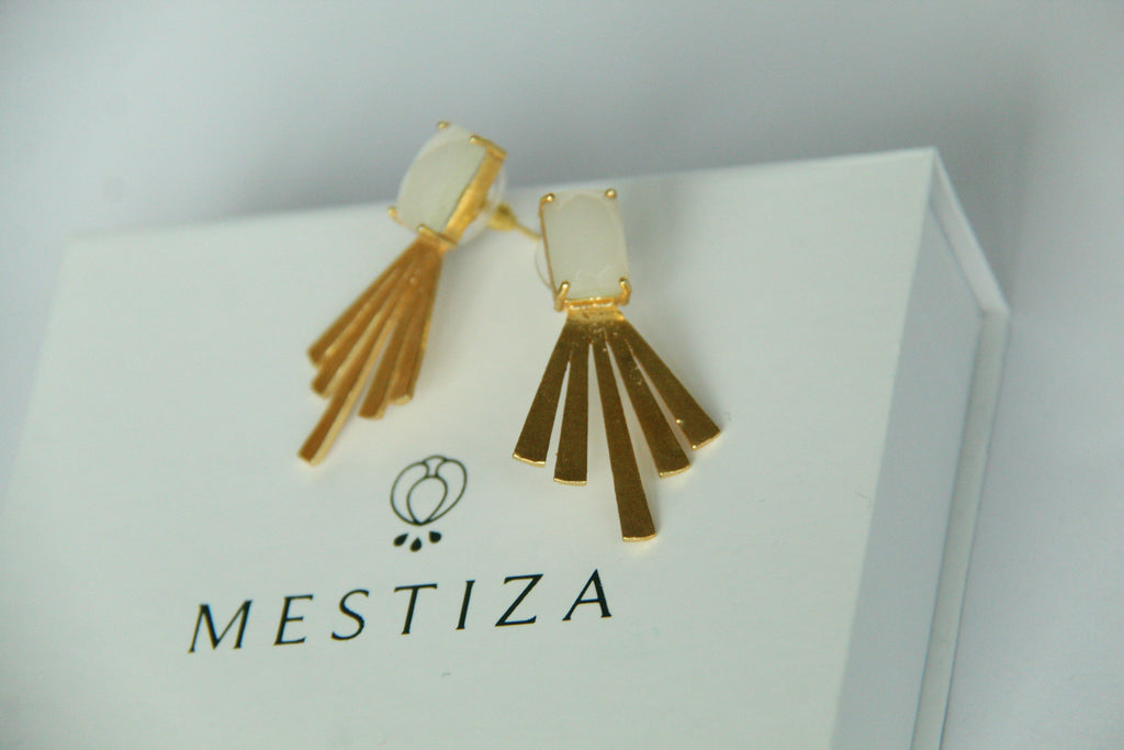 KARLOTA, ARETES CON PIEDRAS NATURALES Y BAÑO DE ORO