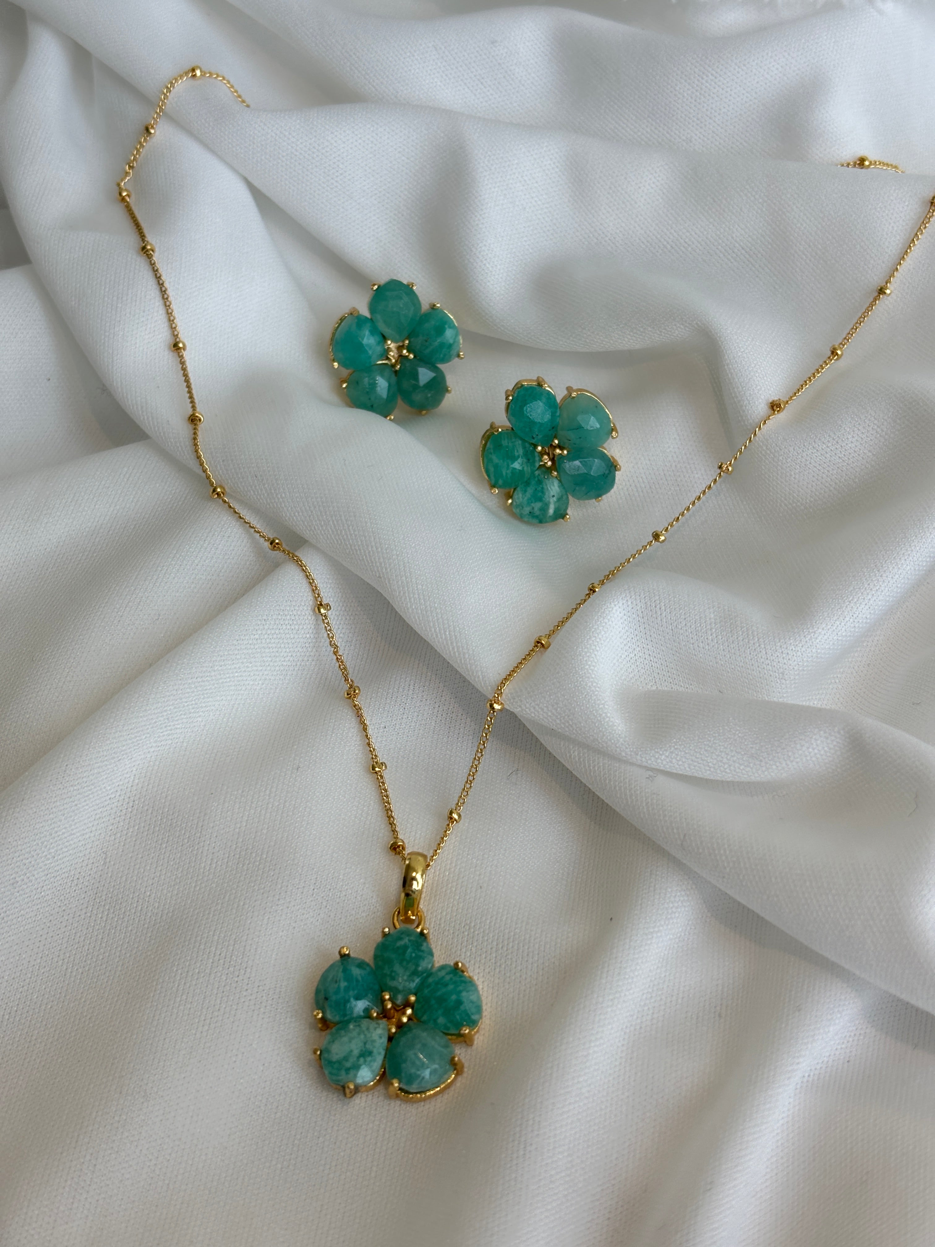 MACA, Aretes con piedras naturales