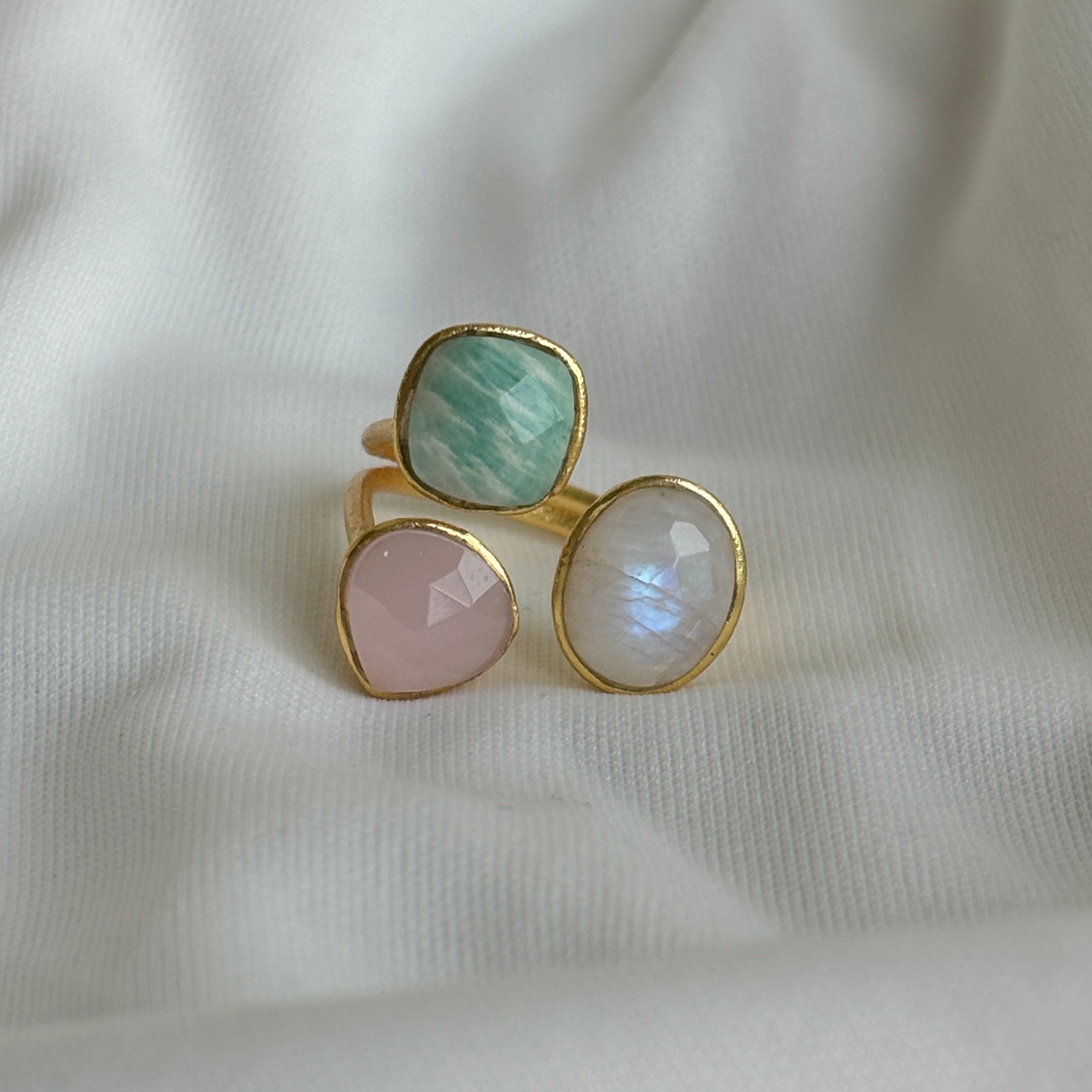 ALMA, anillo con piedras bañado en oro de 24k.