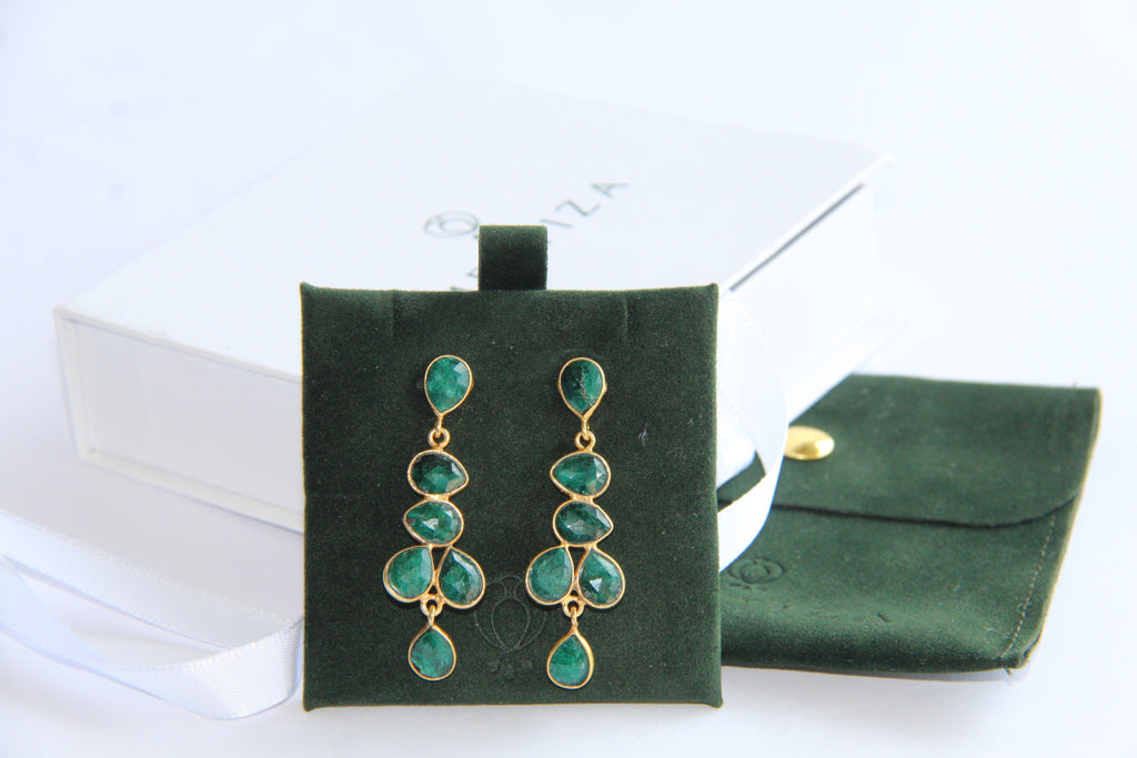 NARCISO, aretes con piedras, bañados en oro de 24k.