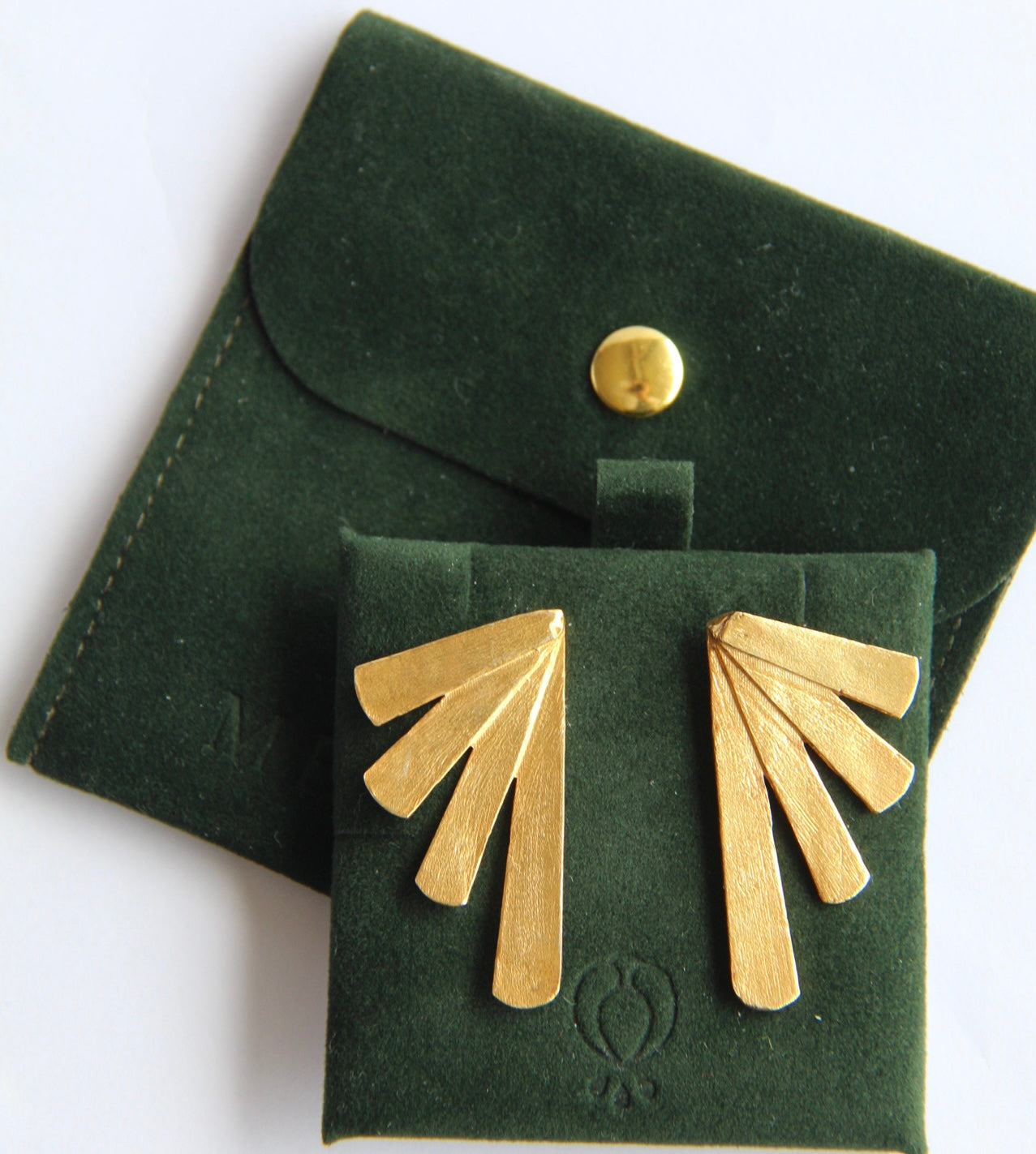 FAN, ARETES DORADOS CON BAÑO DE ORO