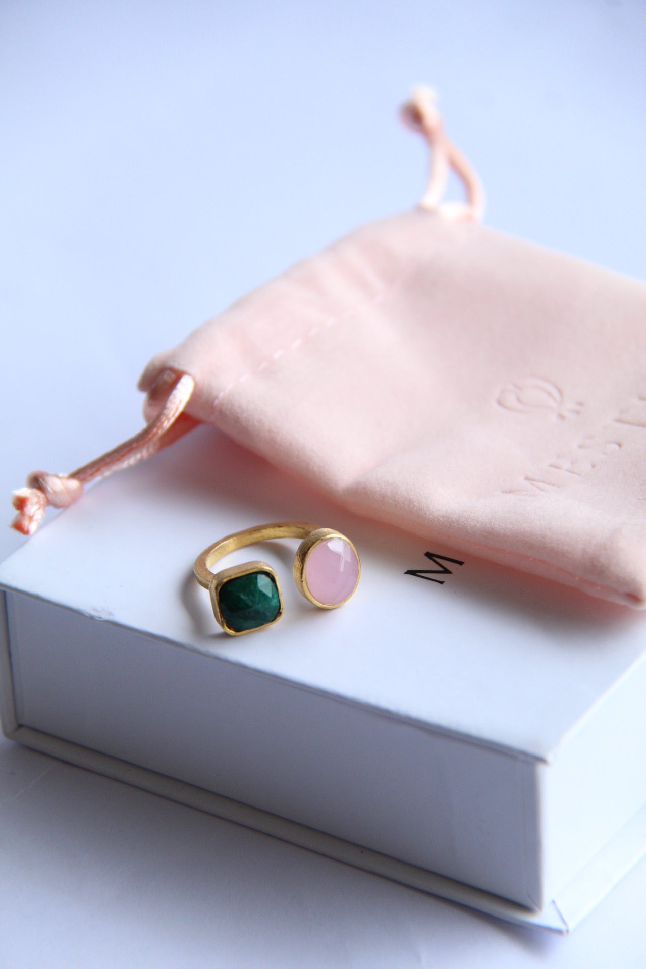 MARGOT, Anillo con piedras naturales y baño de oro