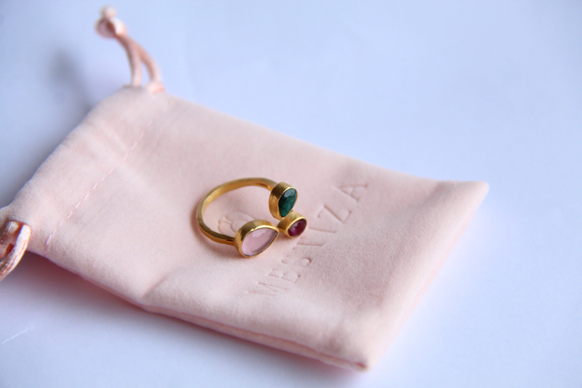 ANE, ANILLO CON 3 PIEDRAS NATURALES