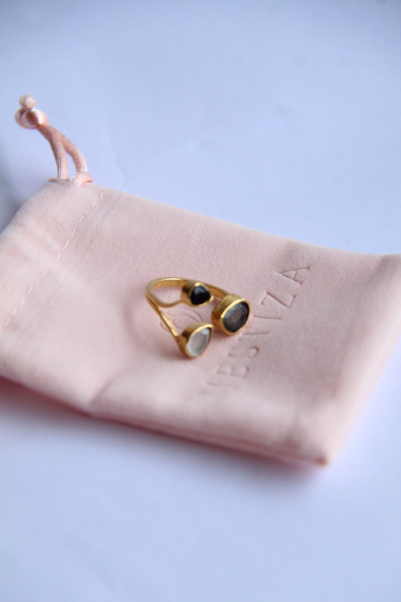 ANE, ANILLO CON 3 PIEDRAS NATURALES