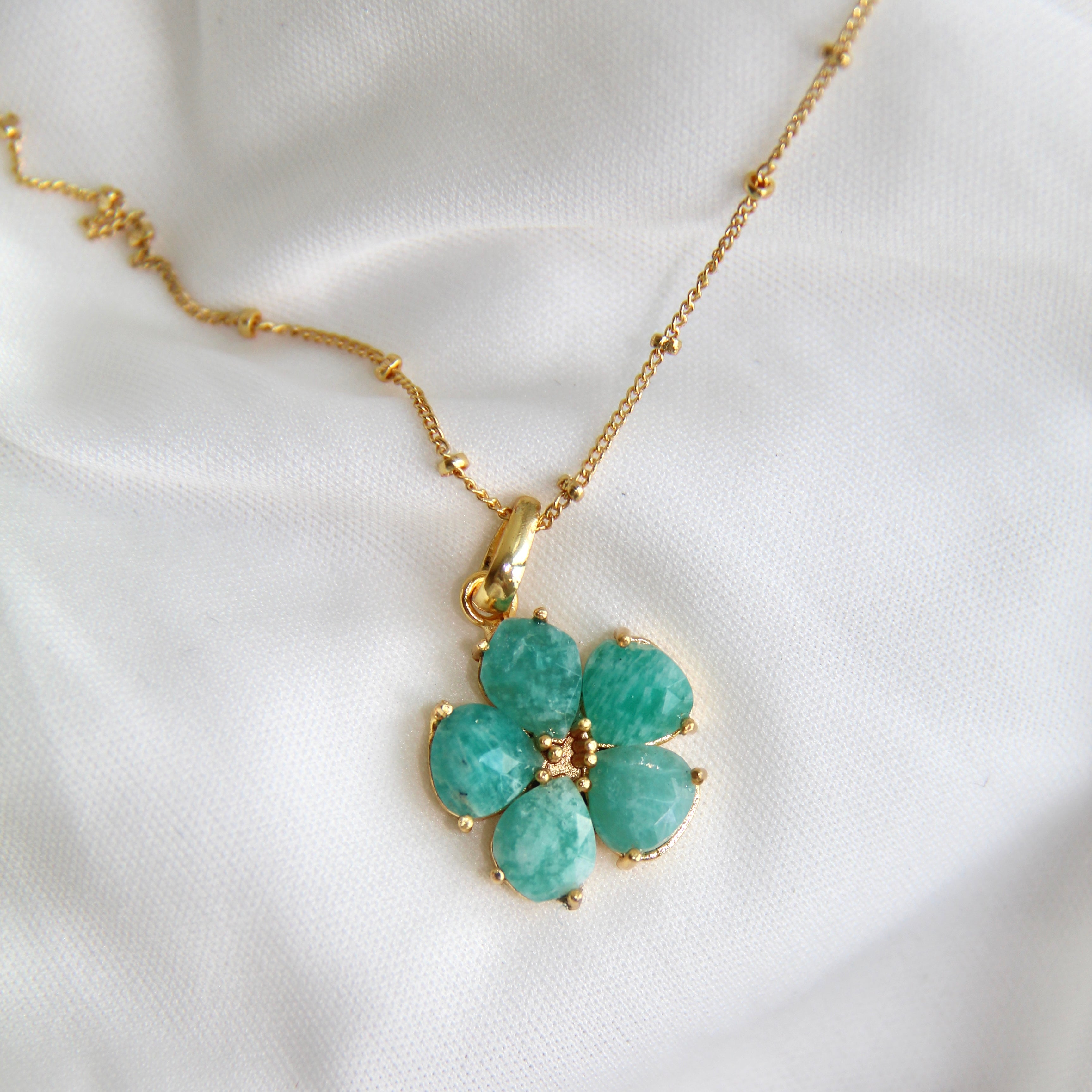 COLLAR MACA, con piedras naturales.