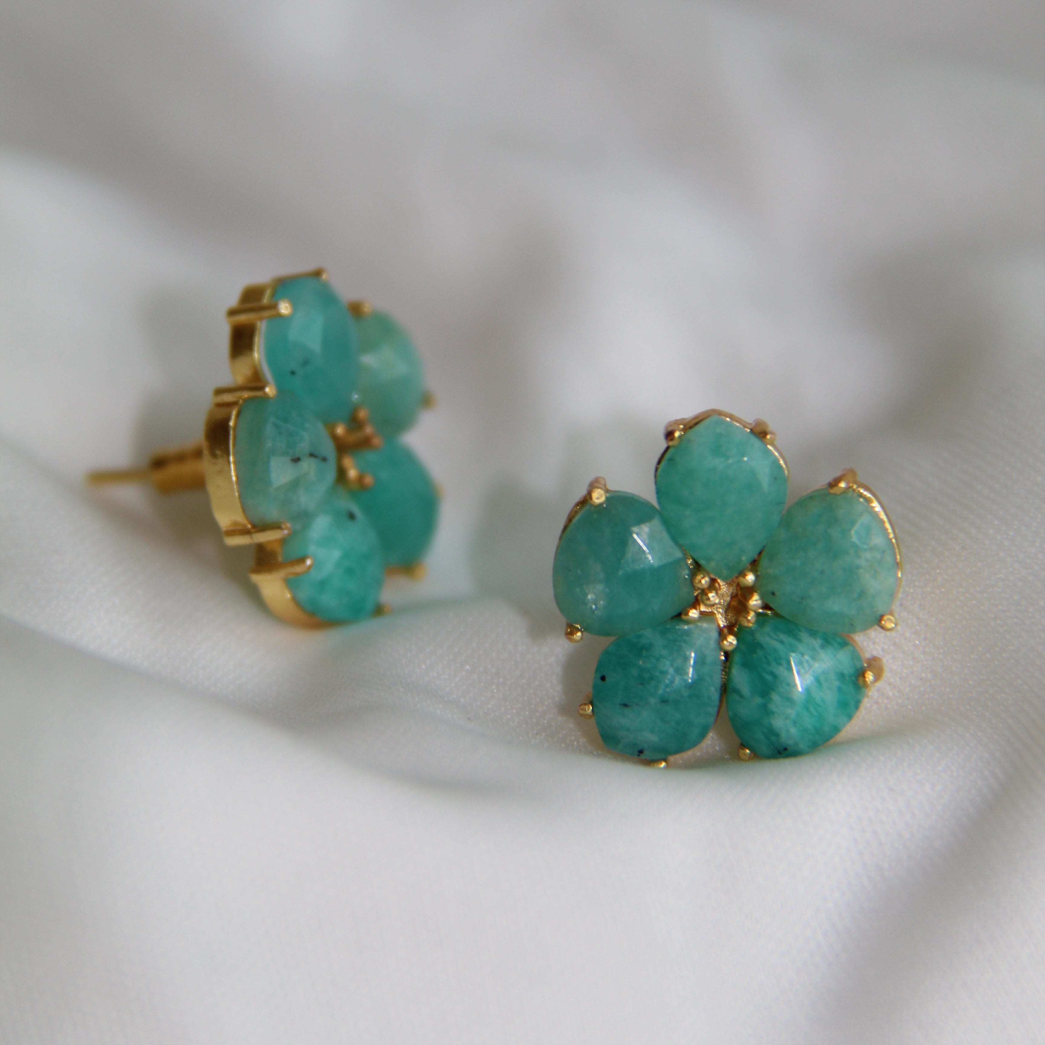 MACA, Aretes con piedras naturales