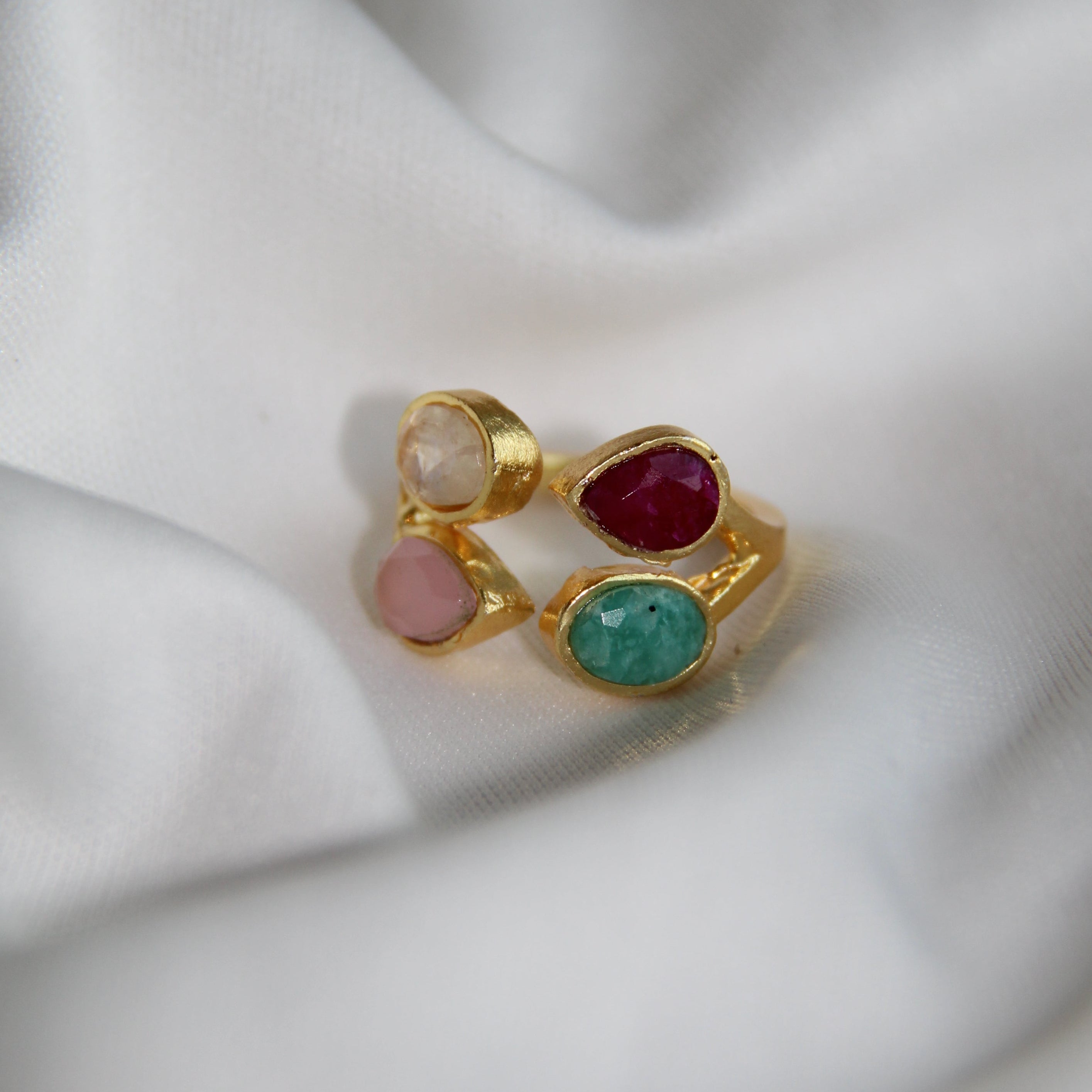 IVANA, ANILLOS CON PIEDRAS NATURALES Y BAÑO DE ORO.