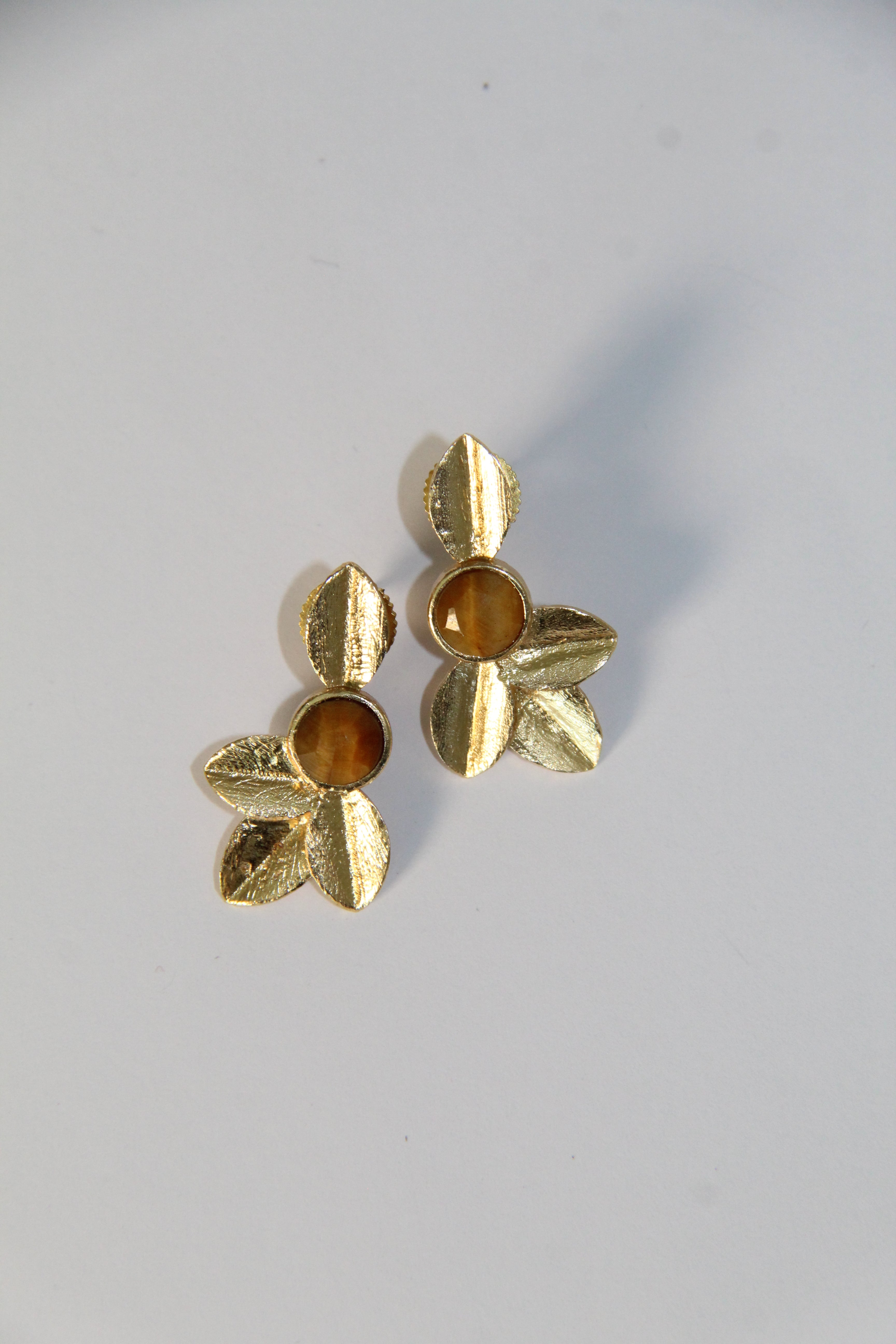 TOKIO, aretes con piedras y baño de oro de 24k