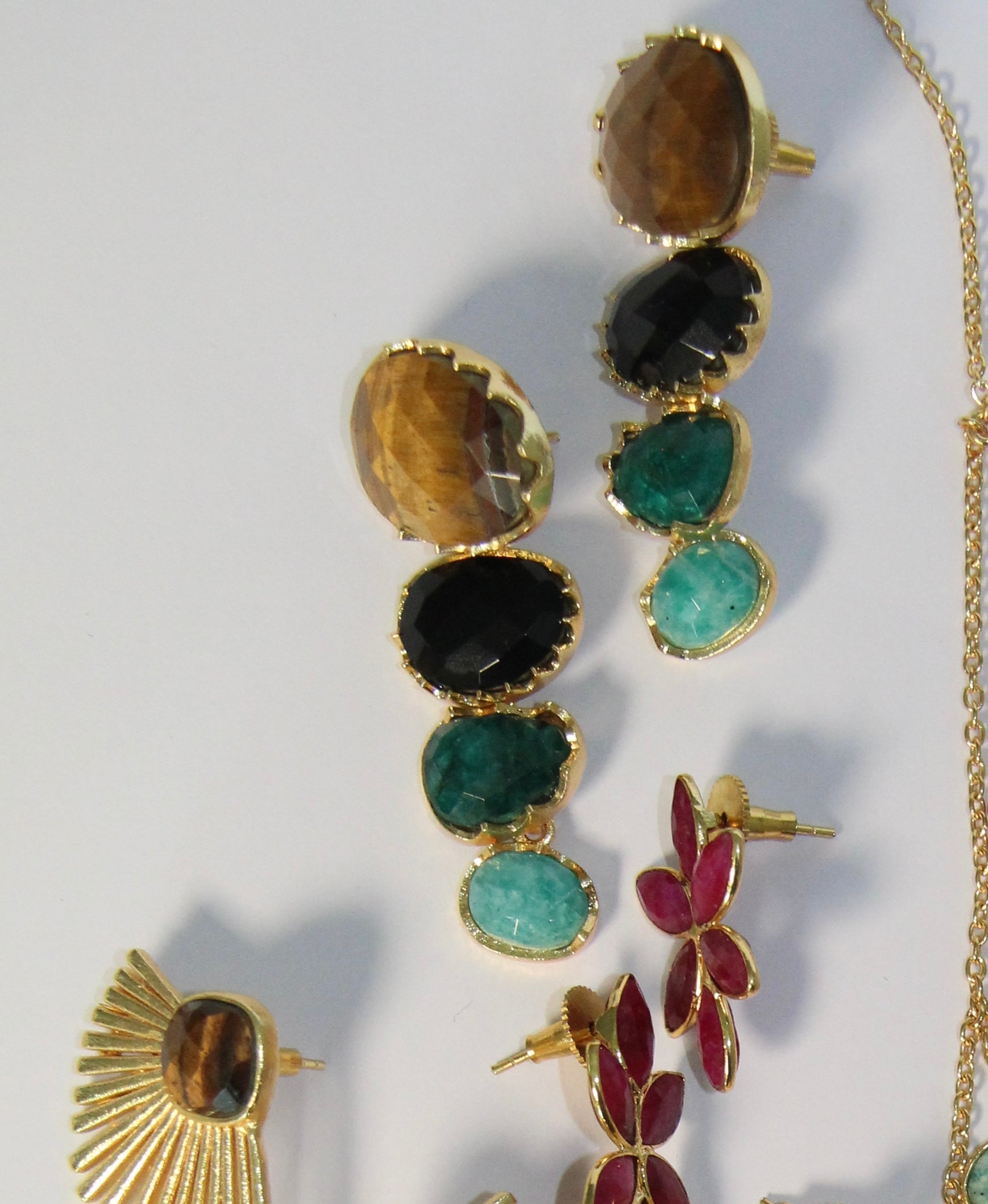 LARA, ARETES DESMONTABLES, CON PIEDRAS NATURALES Y BAÑO DE ORO