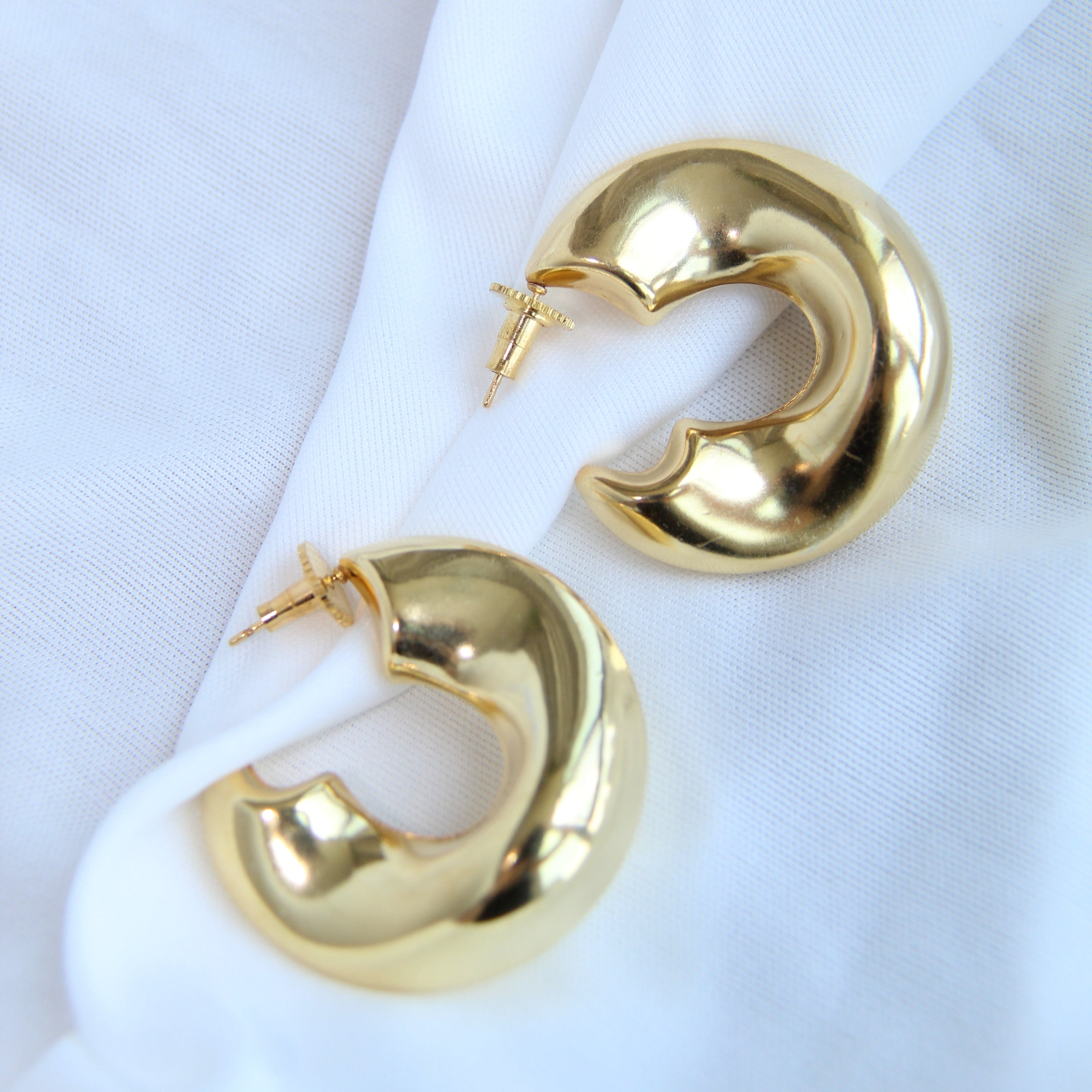 LIORA, ARETES, ARRACADAS CON BAÑO DE ORO