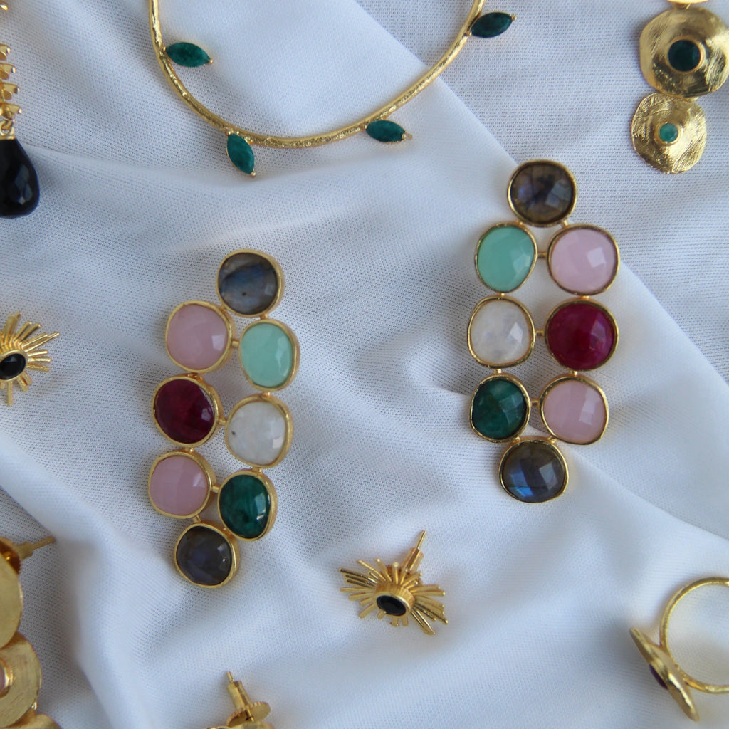 AVIVA, ARETES CON PIEDRAS NATURALES Y BAÑO DE ORO