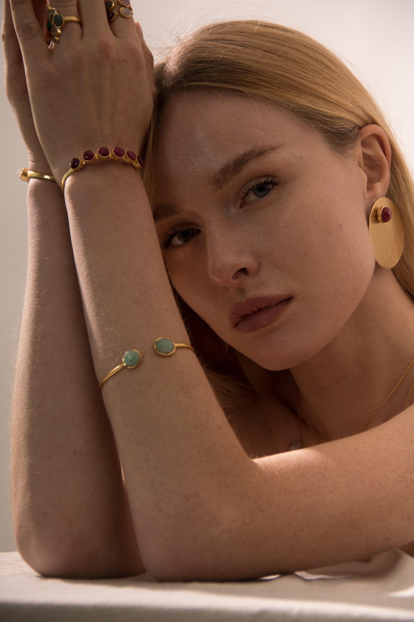 TATIANA, ARETES DESMONTABLES CON BAÑO DE ORO Y PIEDRAS NATURALES.