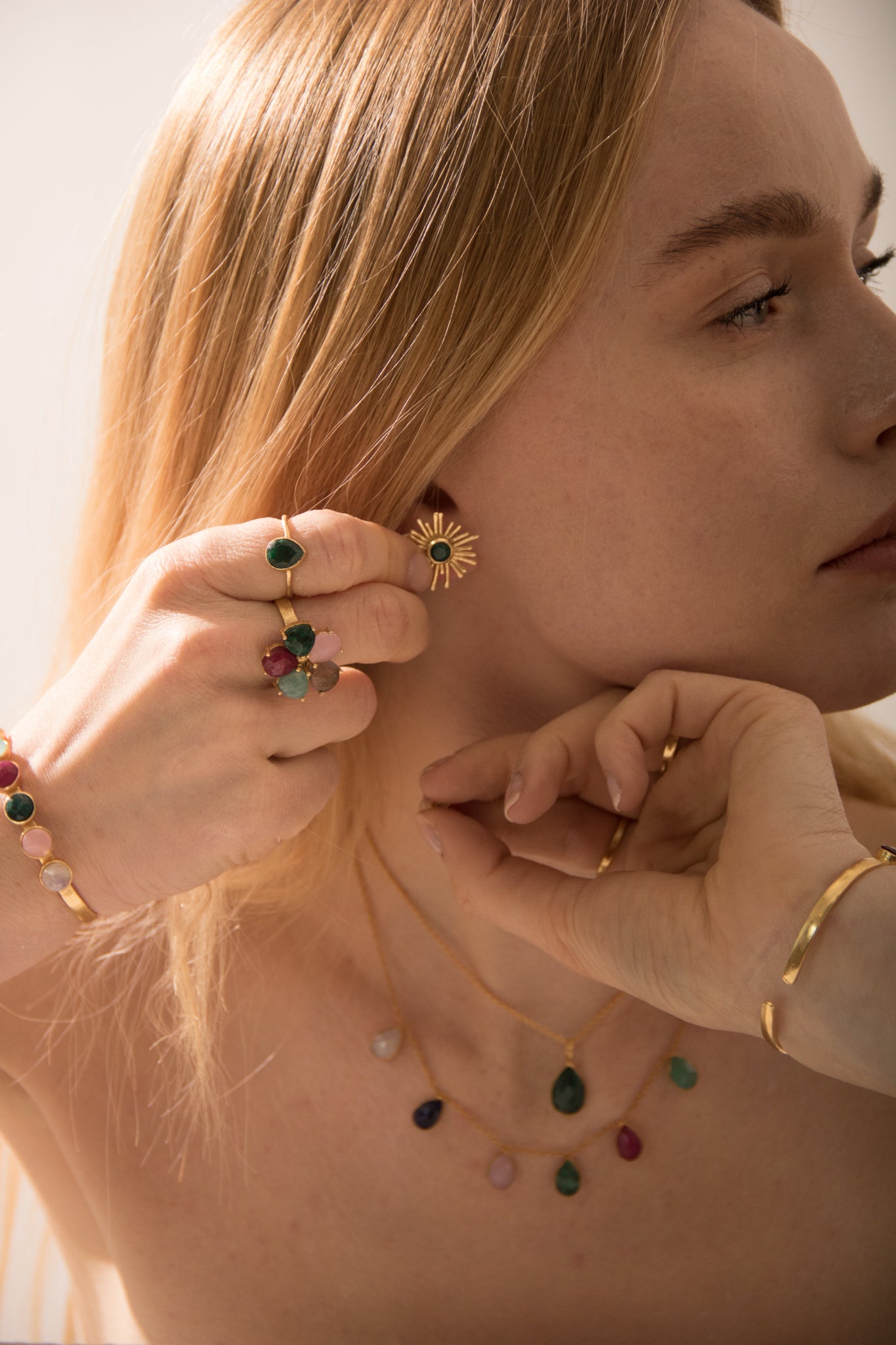 SOL, ARETES CON PIEDRAS NATURALES