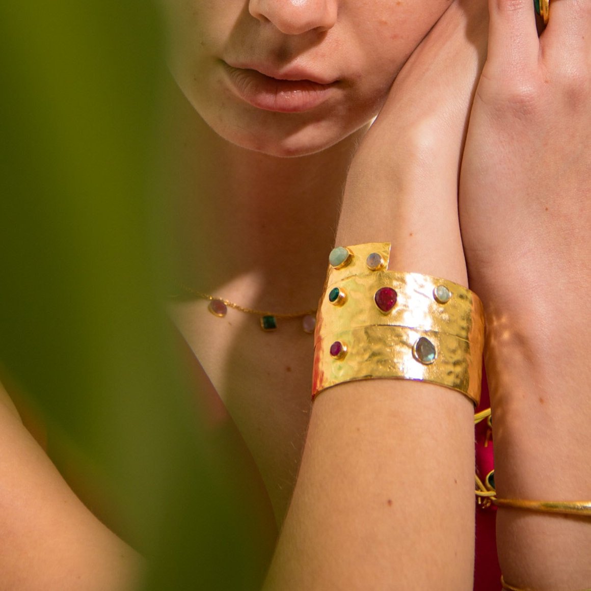 GEORGINA, BRAZALETE CON PIEDRAS NATURALES Y BAÑO DE ORO DE 14 K