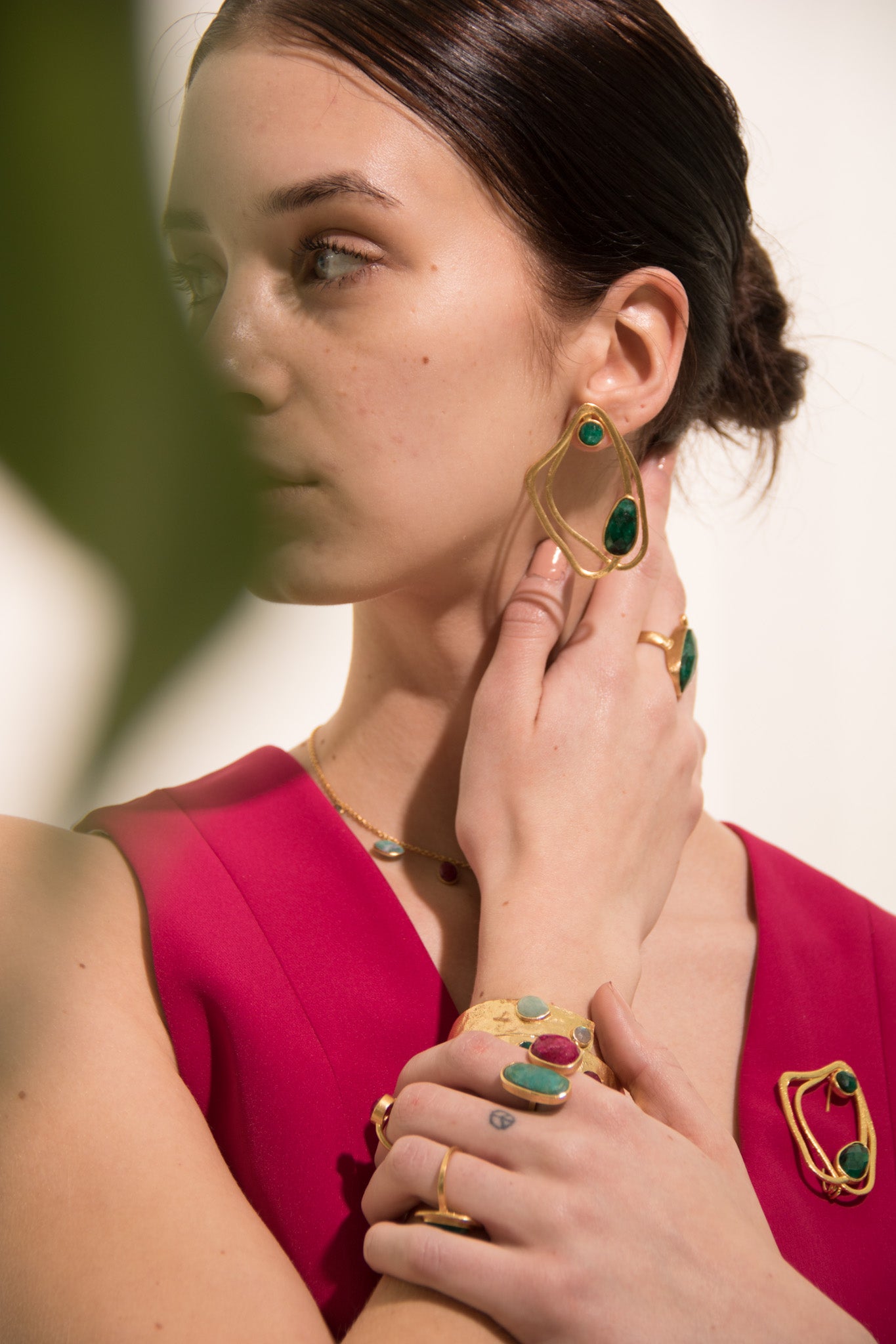 AYLA, ARETES CON PIEDRAS NATURALES Y BAÑO DE ORO