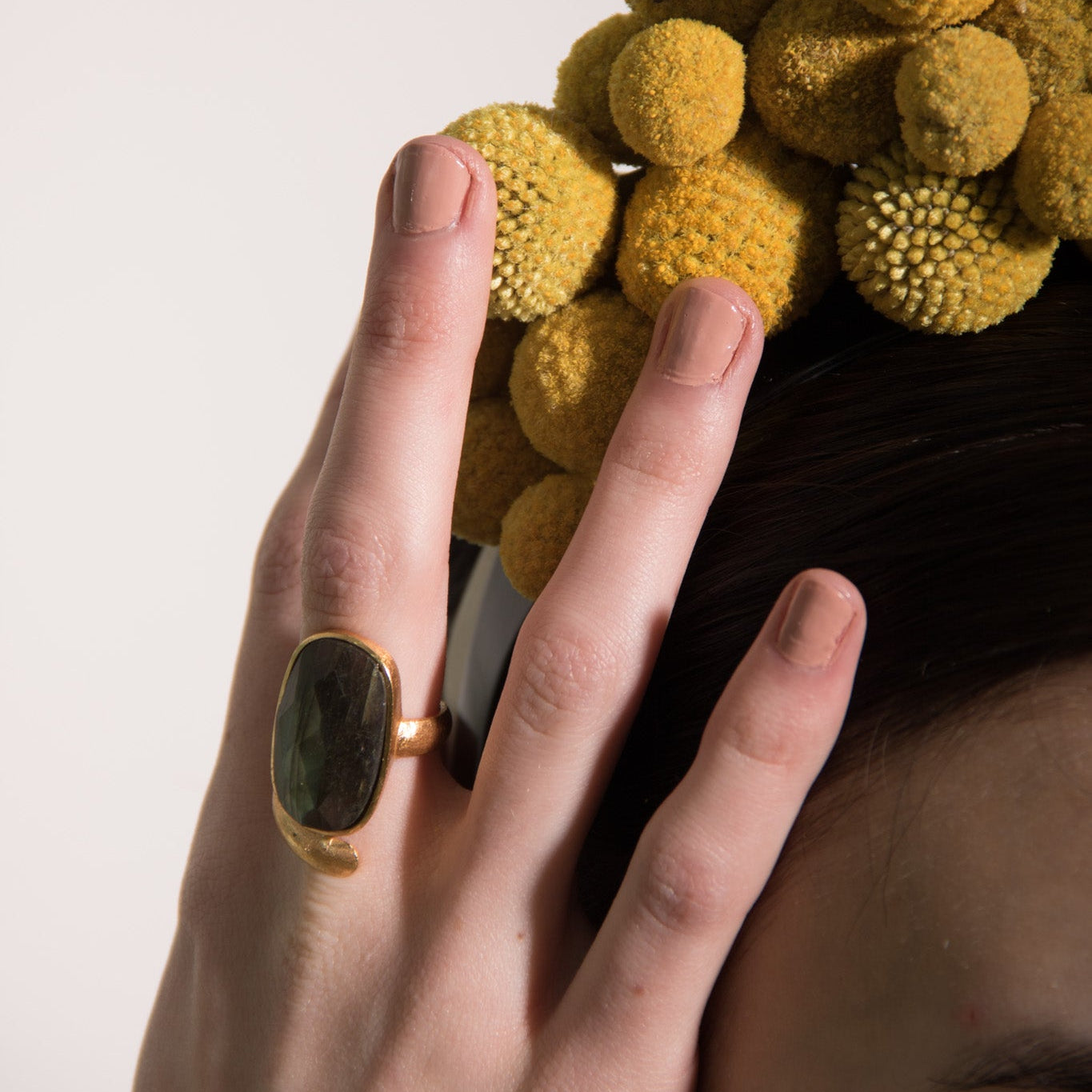RUT, ANILLO CON PIEDRAS NATURALES Y BAÑO DE ORO DE 14K