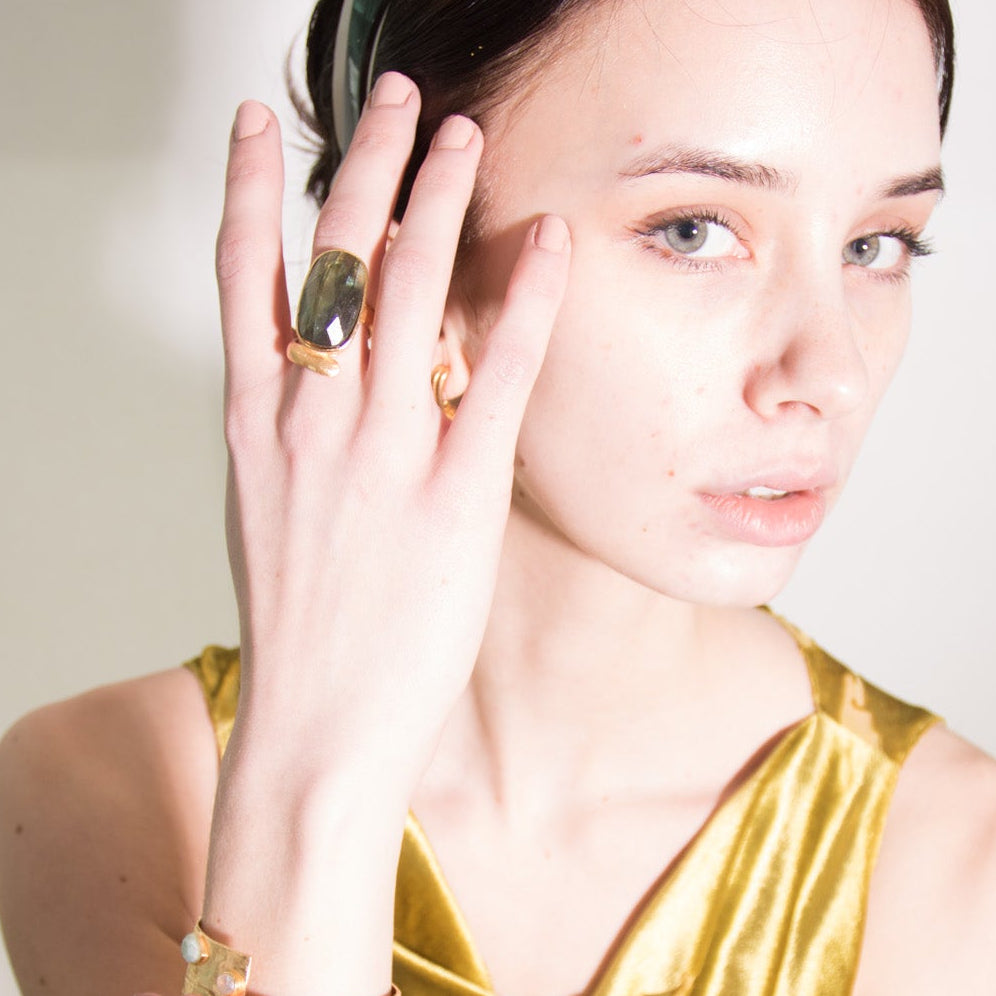 RUT, ANILLO CON PIEDRAS NATURALES Y BAÑO DE ORO DE 14K