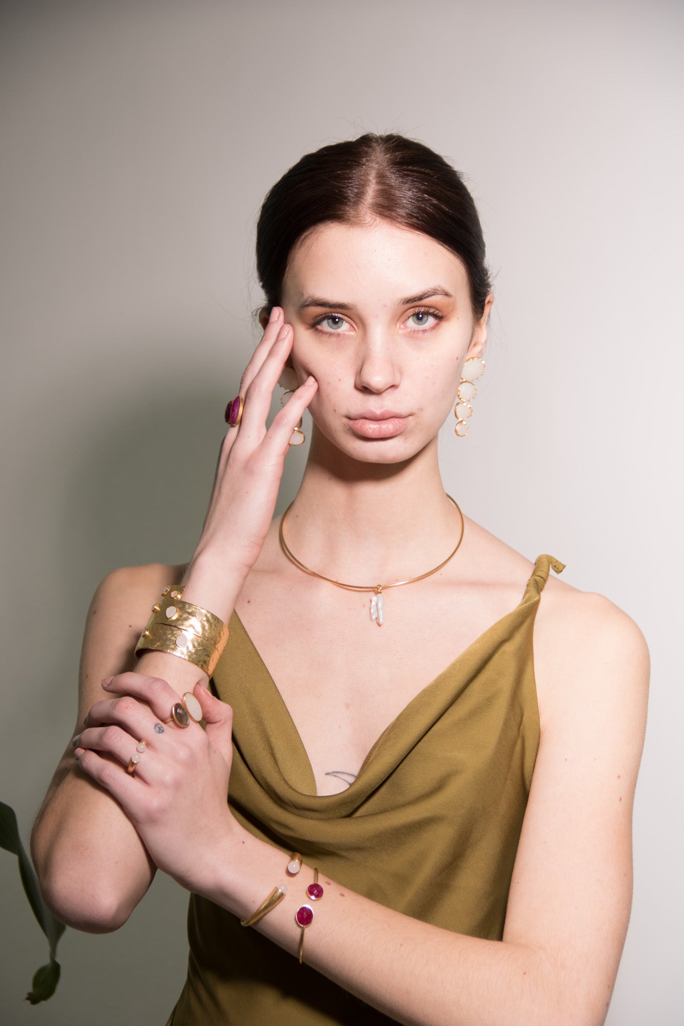 LARA, ARETES DESMONTABLES, CON PIEDRAS NATURALES Y BAÑO DE ORO