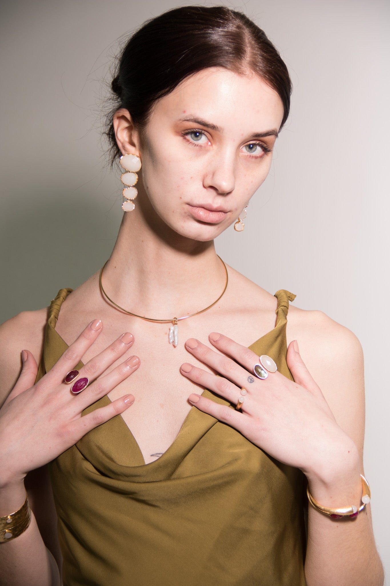 LARA, ARETES DESMONTABLES, CON PIEDRAS NATURALES Y BAÑO DE ORO