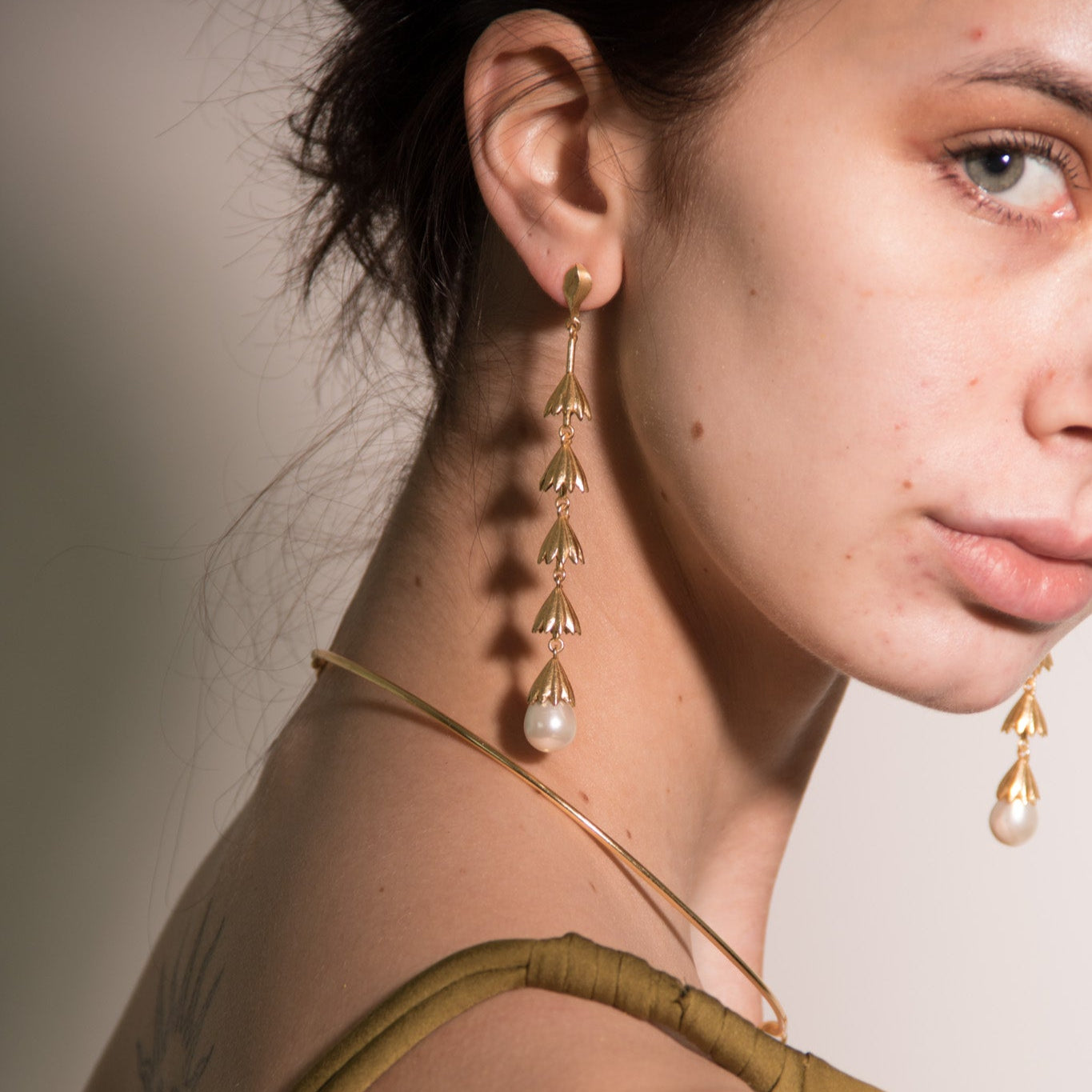 INGRID, ARETES CON PIEDRAS NATURALES Y BAÑO DE ORO