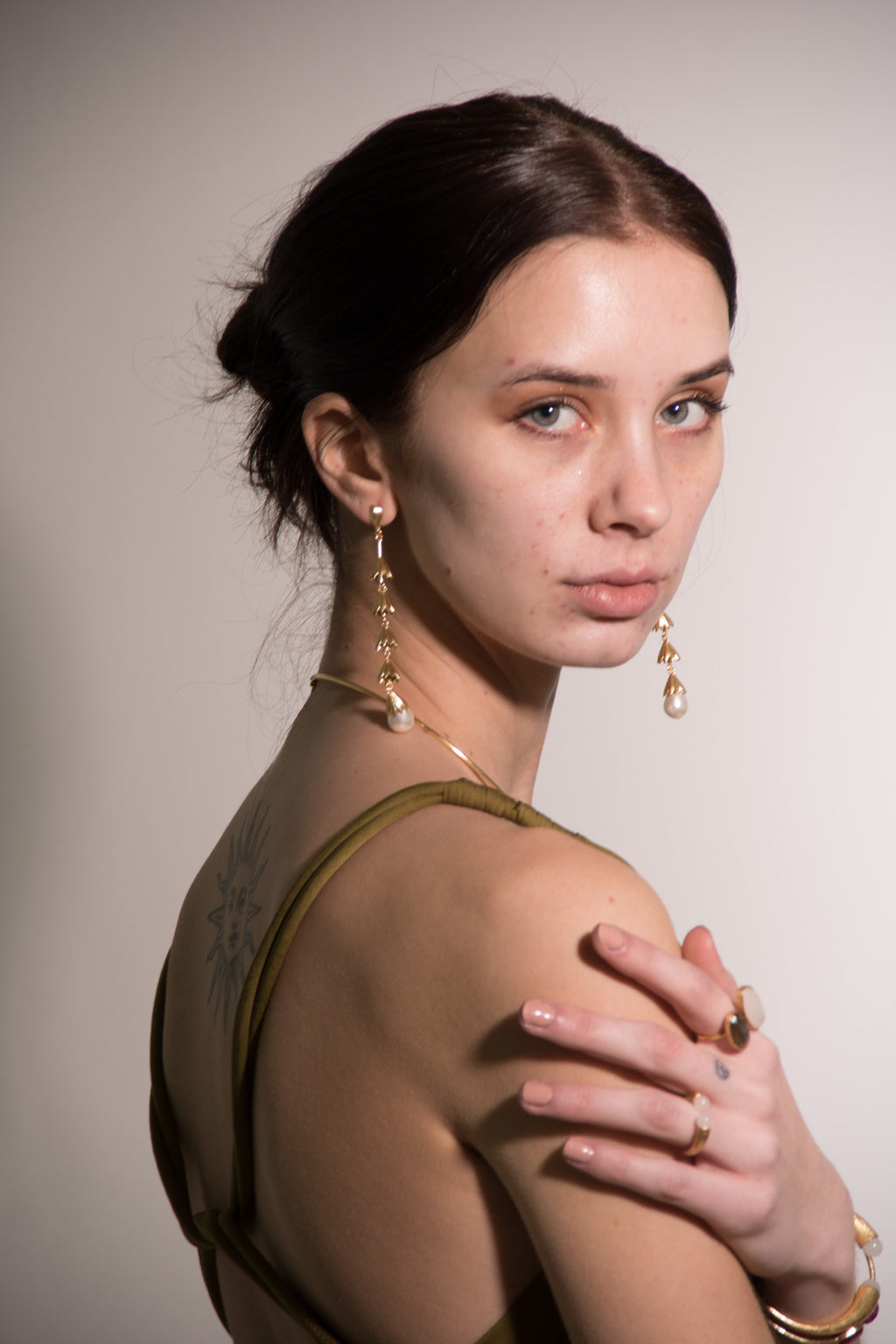 INGRID, ARETES CON PIEDRAS NATURALES Y BAÑO DE ORO