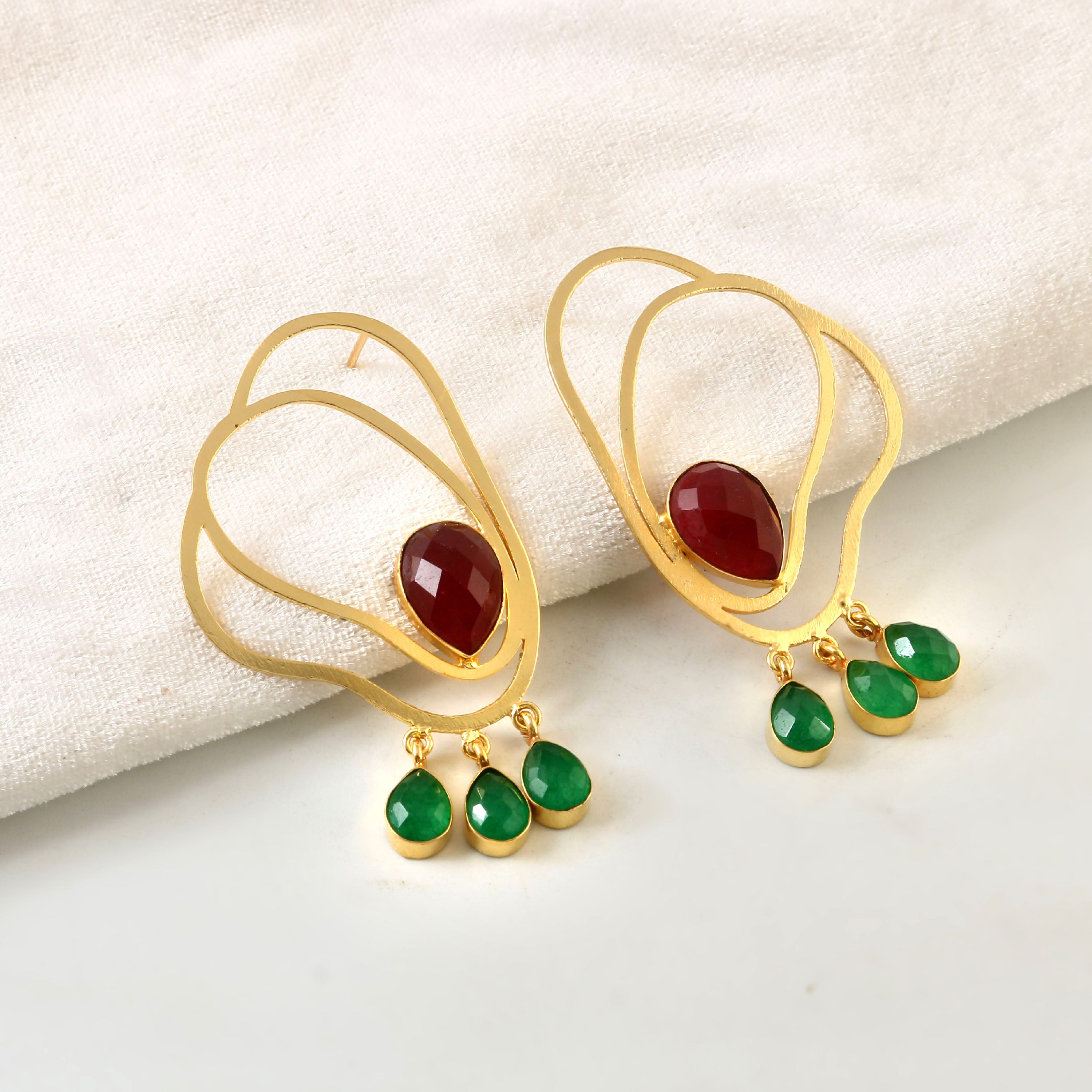 MESTIZA, ARETES CON PIEDRAS NATURALES Y BAÑO DE ORO