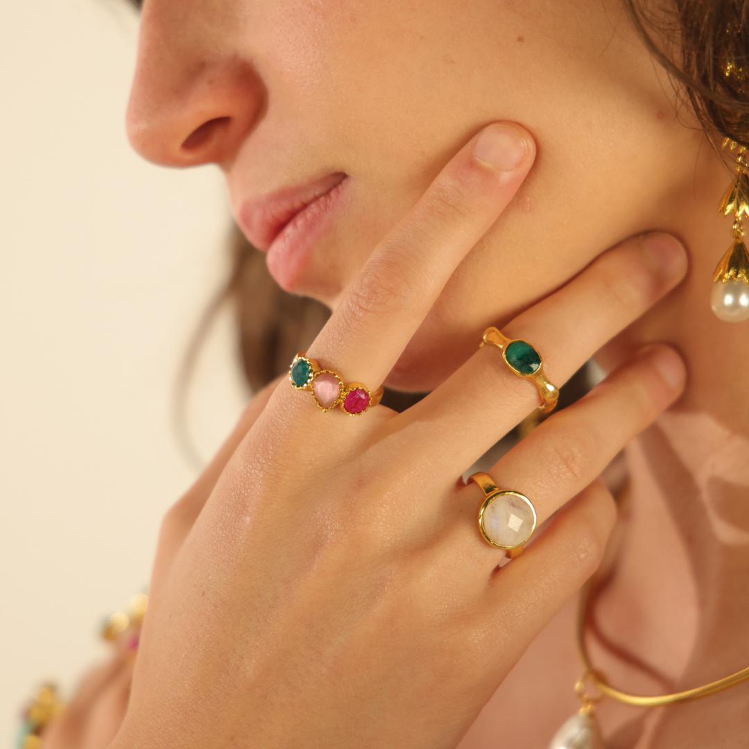 SARI, ANILLO CON PIEDRAS NATURALES Y BAÑO DE ORO