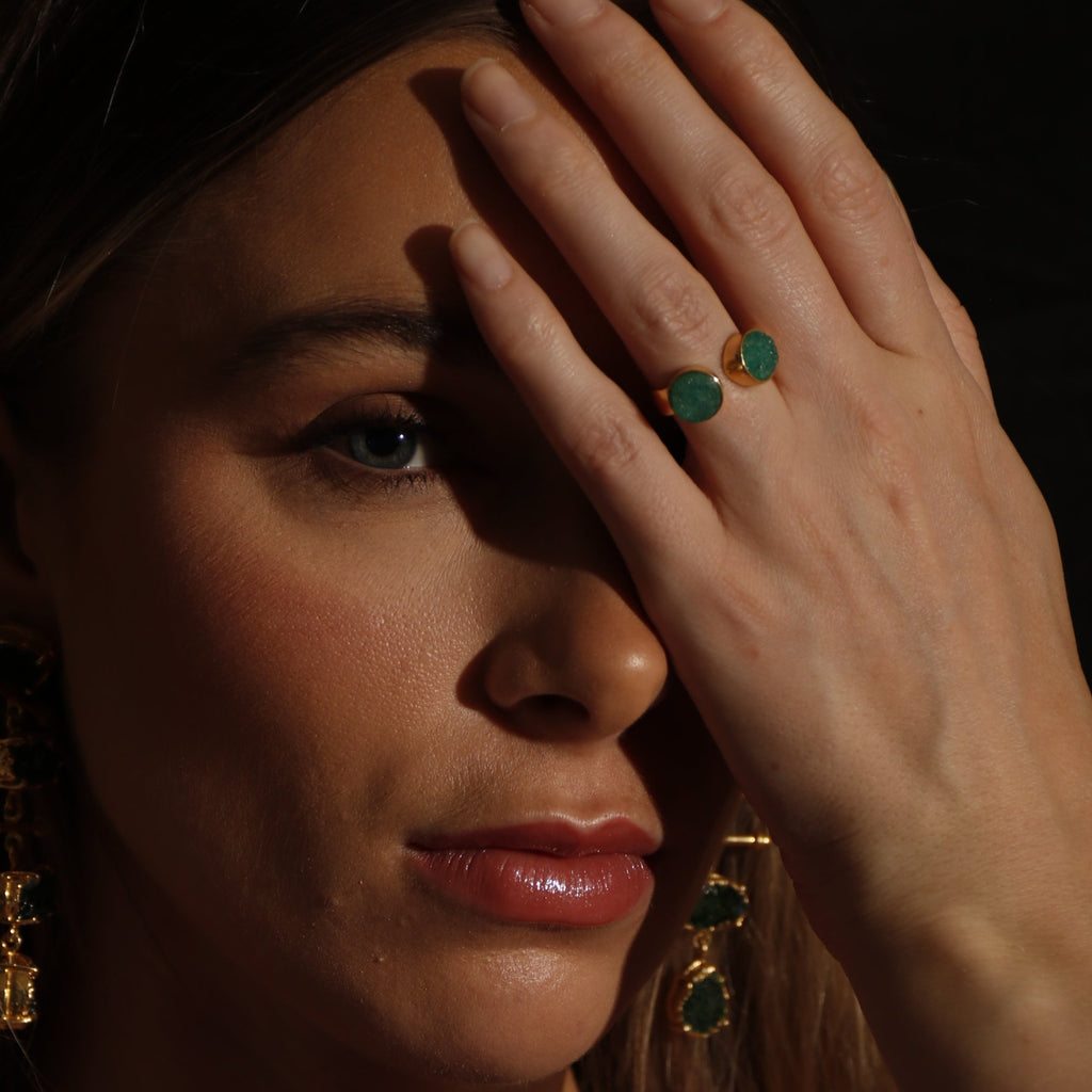 KAIA, ANILLO CON PIEDRAS DRUZA DE CUARZO Y BAÑO DE ORO DE 18K