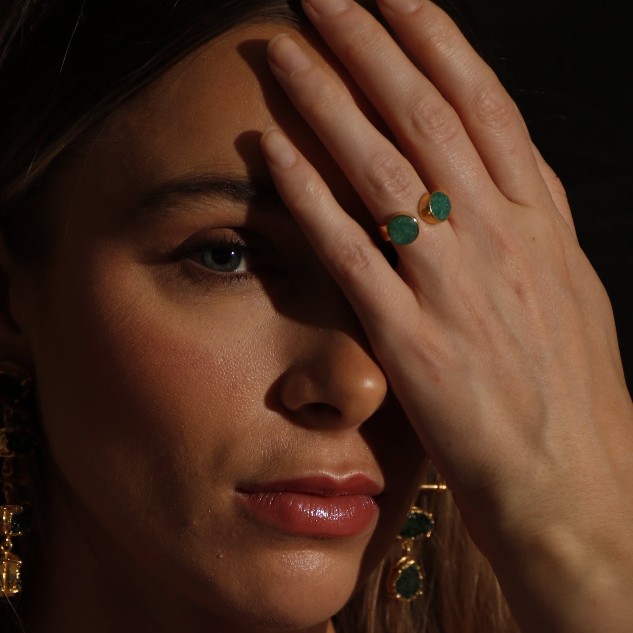 KAIA, ANILLO CON PIEDRAS DRUZA DE CUARZO Y BAÑO DE ORO DE 18K