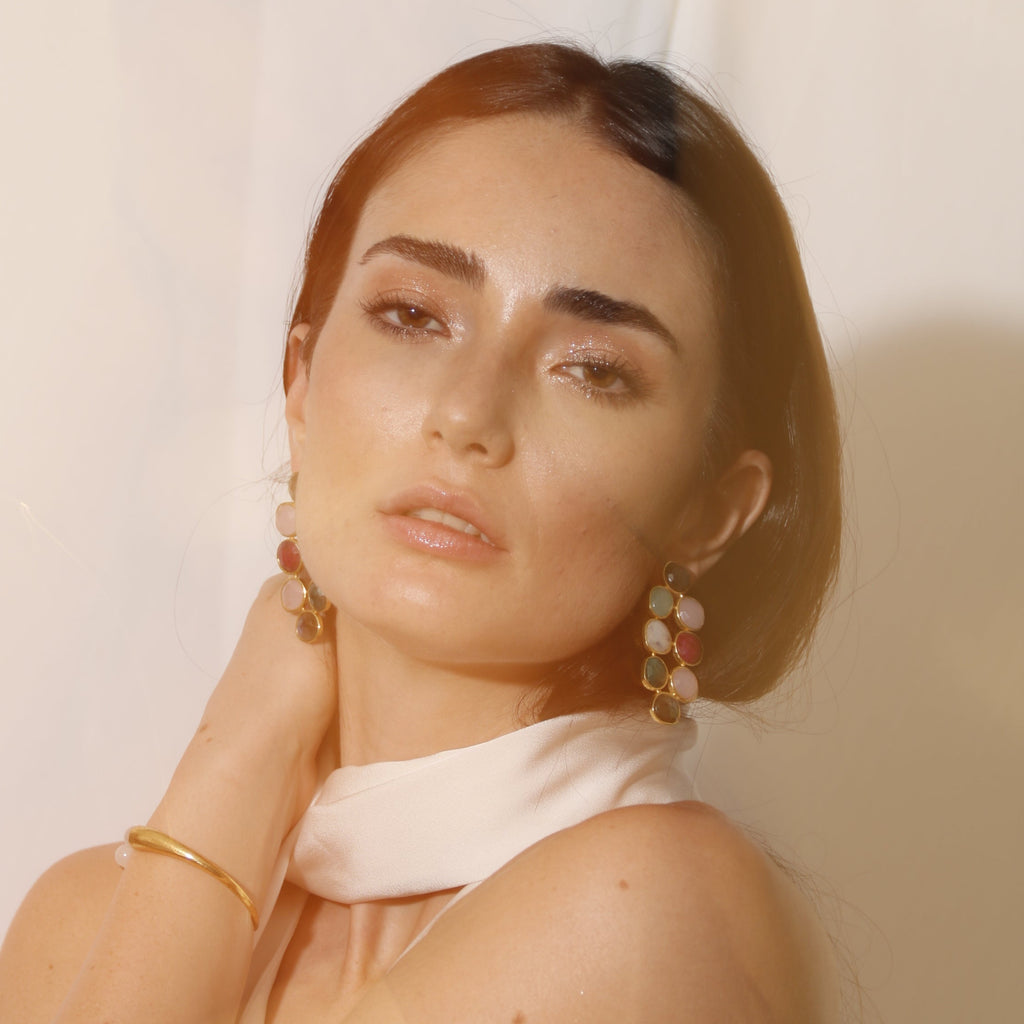 AVIVA, ARETES CON PIEDRAS NATURALES Y BAÑO DE ORO