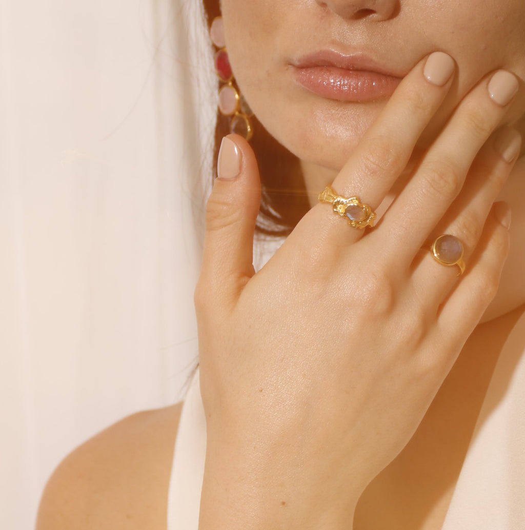 SWARA, ANILLO CON PIEDRAS NATURALES Y BAÑO DE ORO