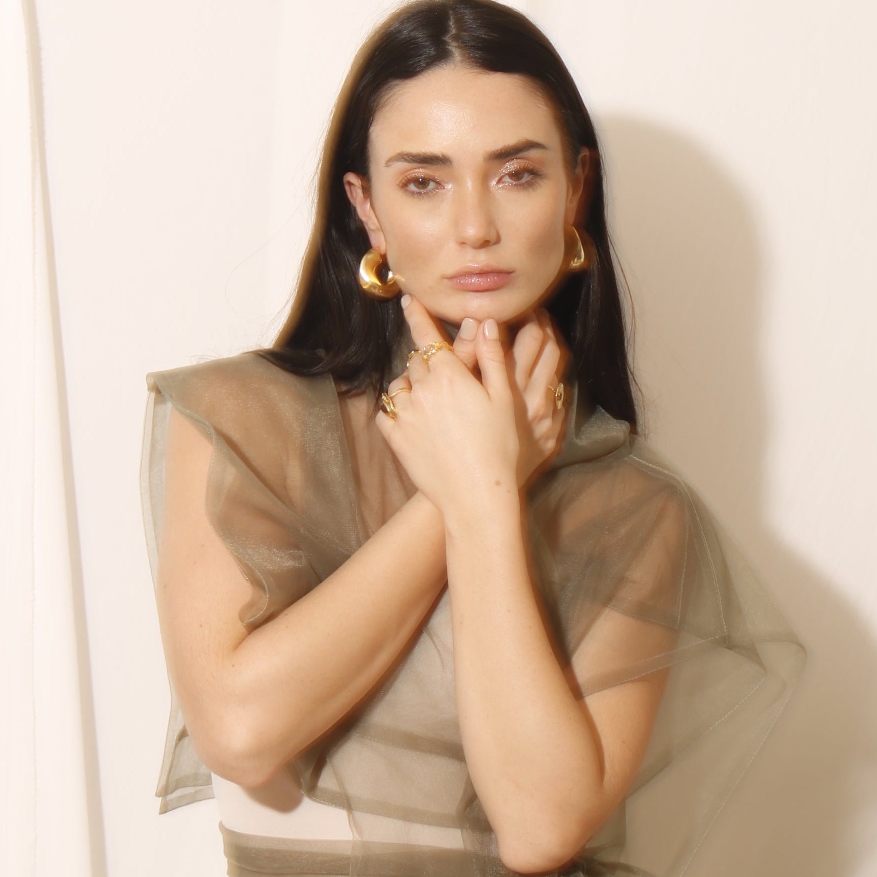 LIORA, ARETES, ARRACADAS CON BAÑO DE ORO