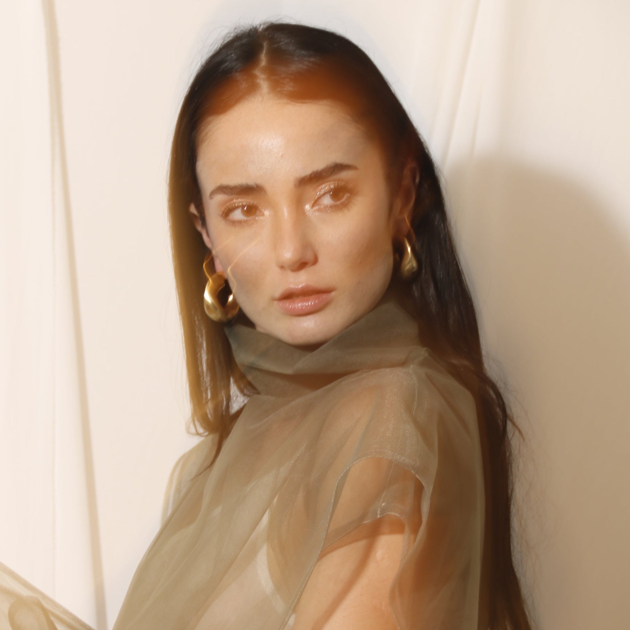 LIORA, ARETES, ARRACADAS CON BAÑO DE ORO