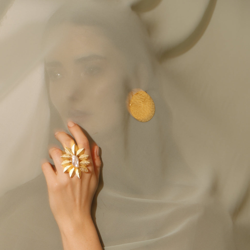 INDAH, ANILLO CON PERLA BARROCA Y BAÑO DE ORO