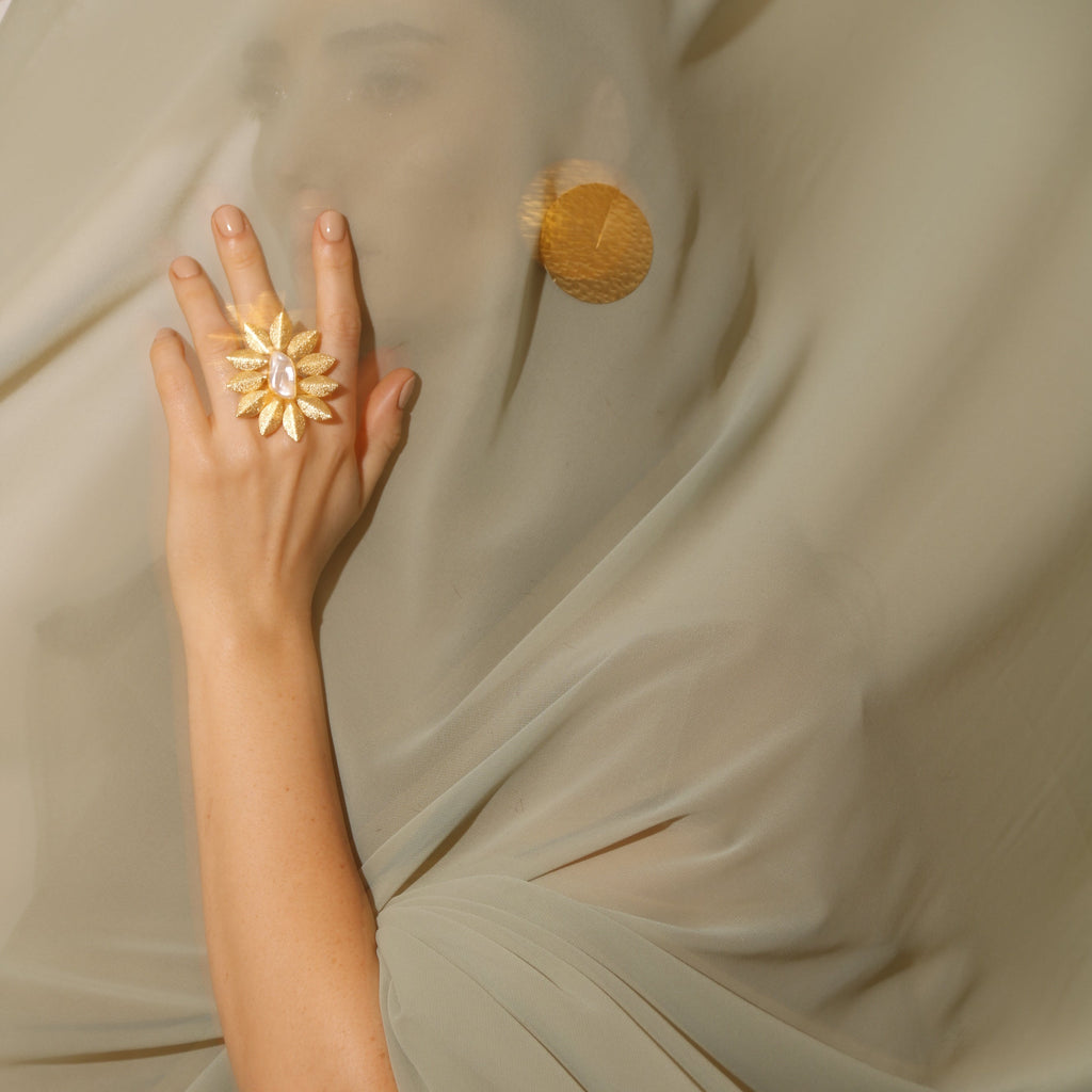 MAXI DHARMA, ARETES CON BAÑO DE ORO