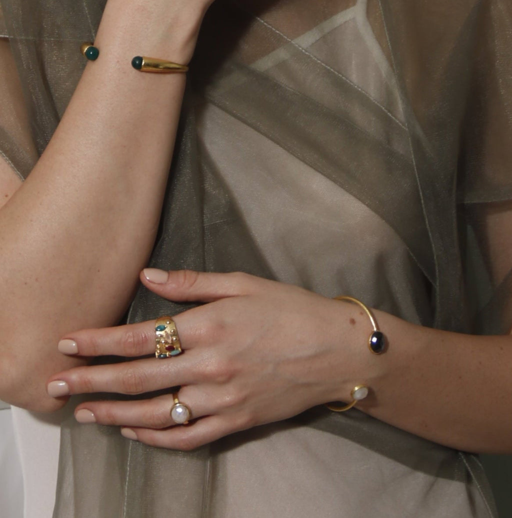 ATMA, ANILLO CON PIEDRAS NATURALES Y BAÑO DE ORO