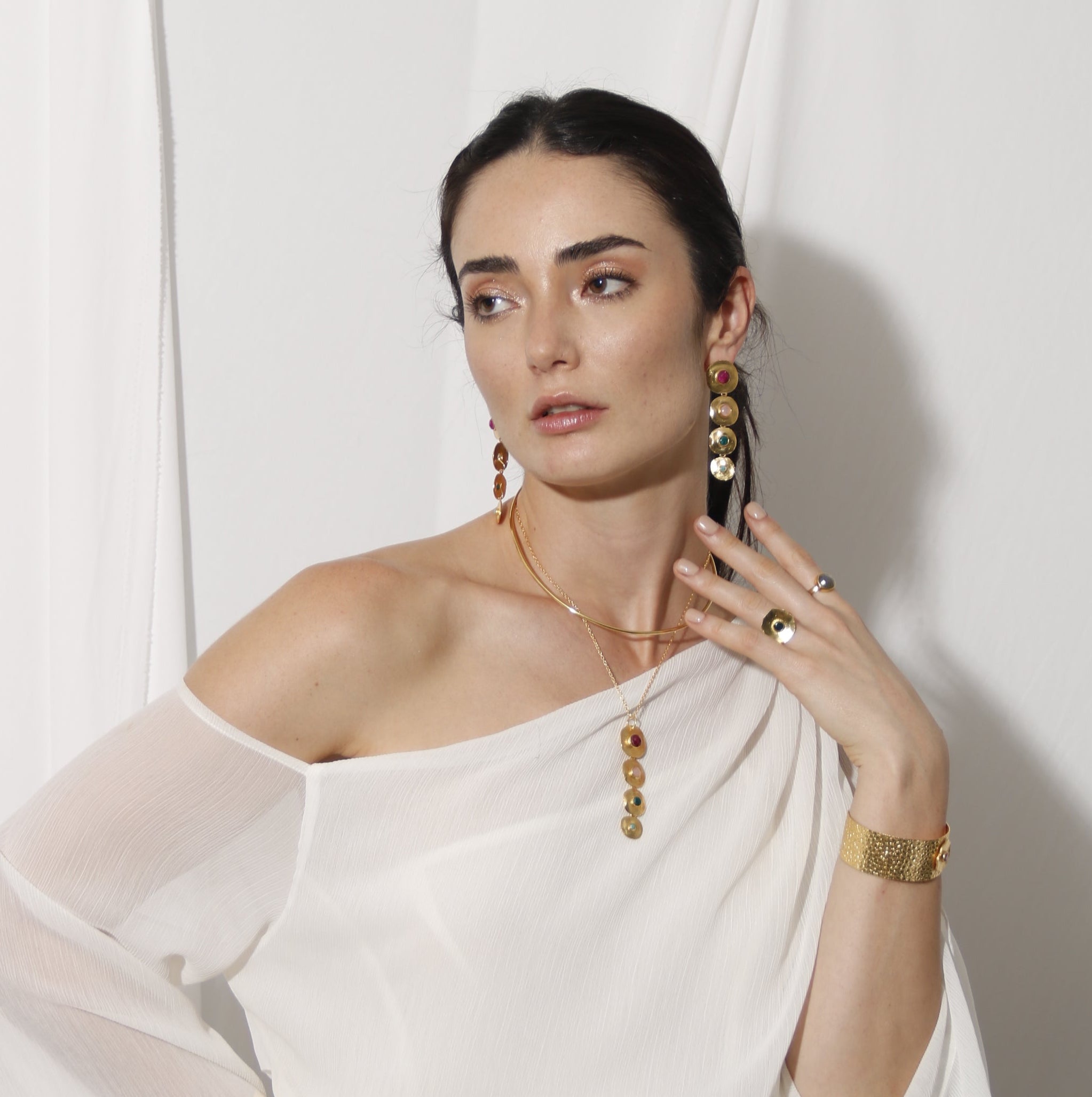 PADMA, ARETES DESMONTABLES CON PIEDRAS NATURALES Y BAÑO DE ORO