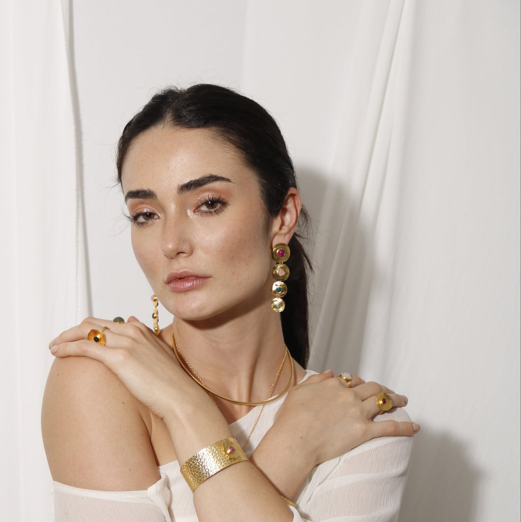 PADMA, ARETES DESMONTABLES CON PIEDRAS NATURALES Y BAÑO DE ORO