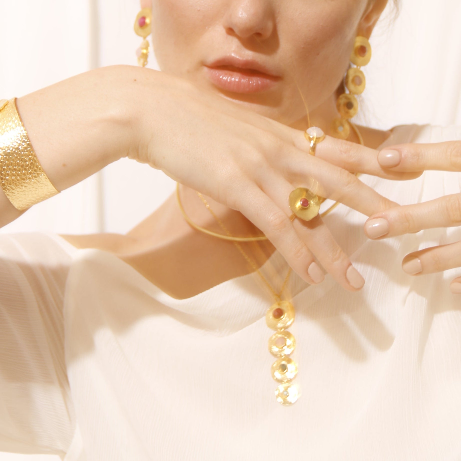 PADMA, ANILLO CON PIEDRAS NATURALES Y BAÑO DE ORO