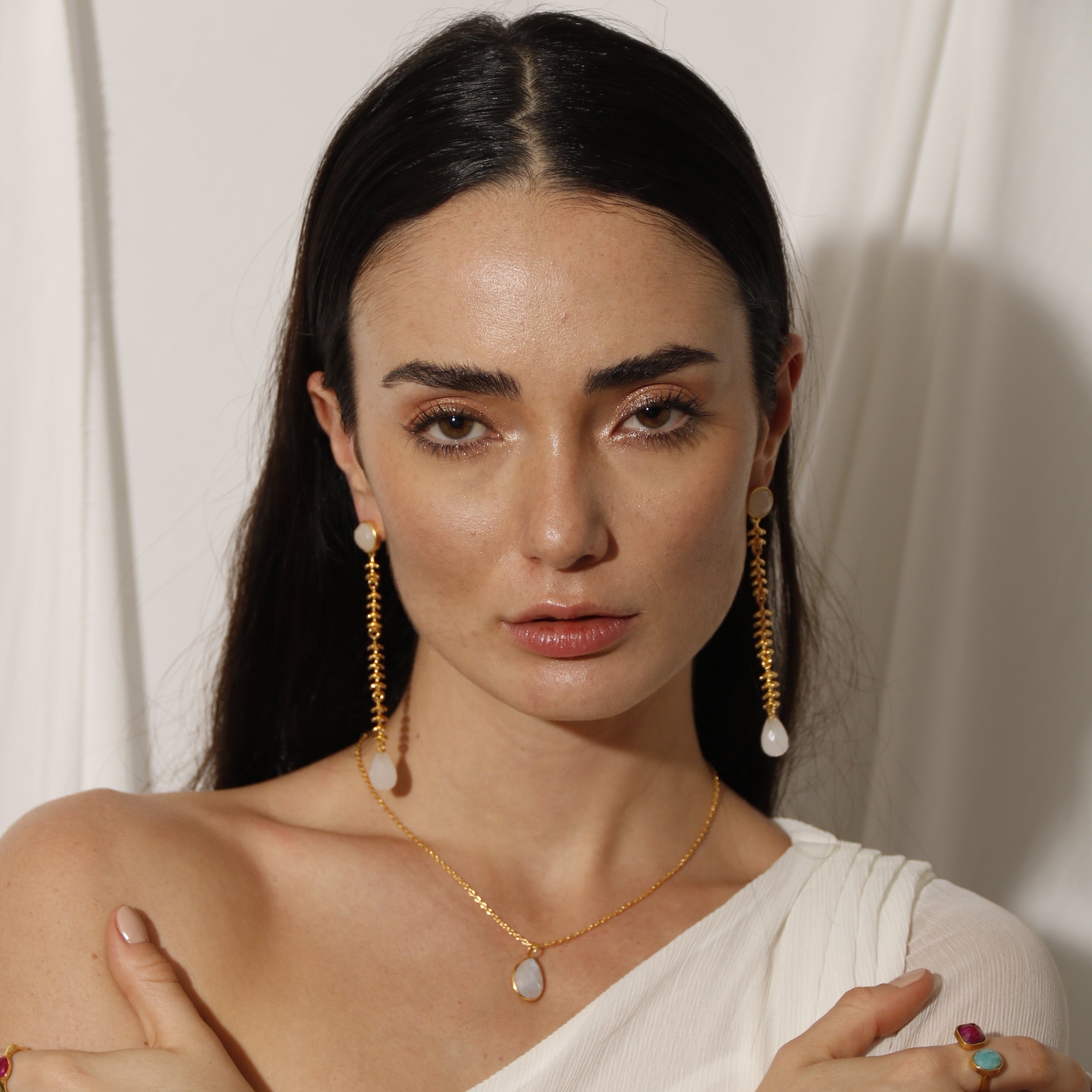 SAKTI, ARETES DESMONTABLES CON PIEDRAS NATURALES Y BAÑO DE ORO