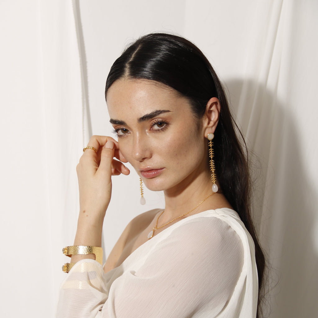 SAKTI, ARETES DESMONTABLES CON PIEDRAS NATURALES Y BAÑO DE ORO