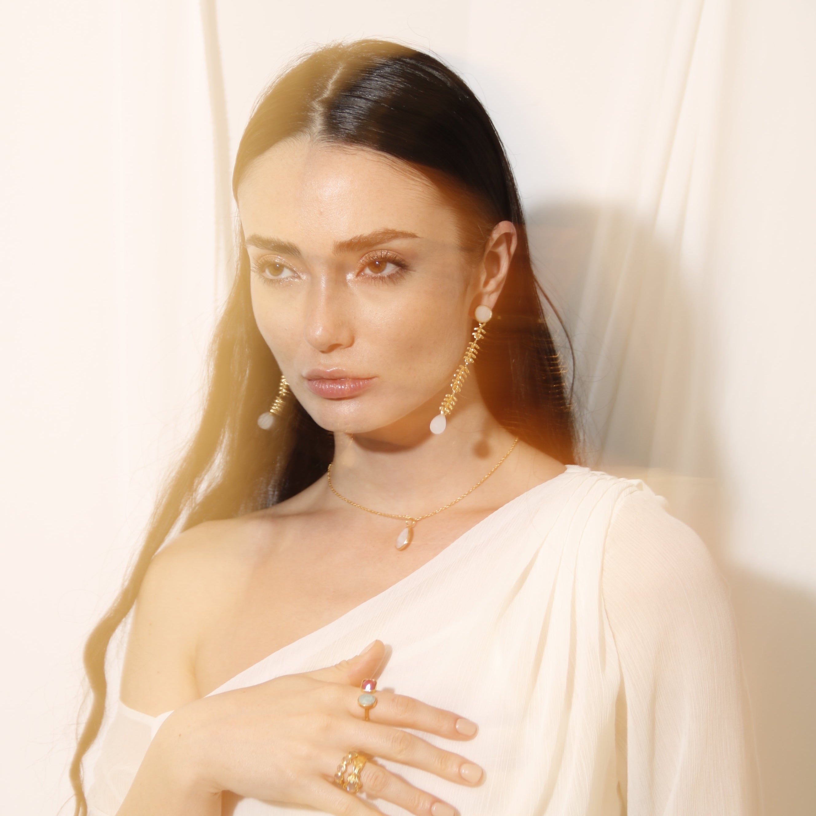 SAKTI, ARETES DESMONTABLES CON PIEDRAS NATURALES Y BAÑO DE ORO